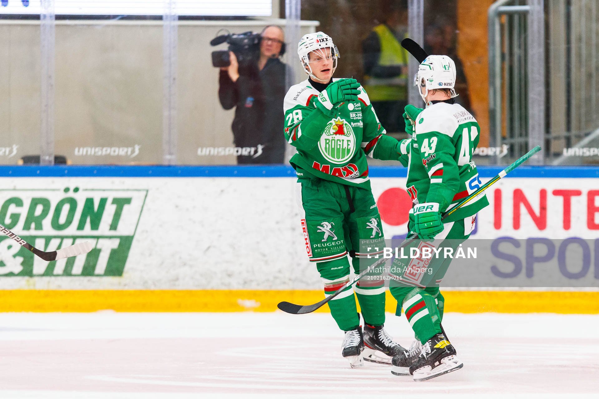Rögles Anton Bengtsson jublar med Olli Palola