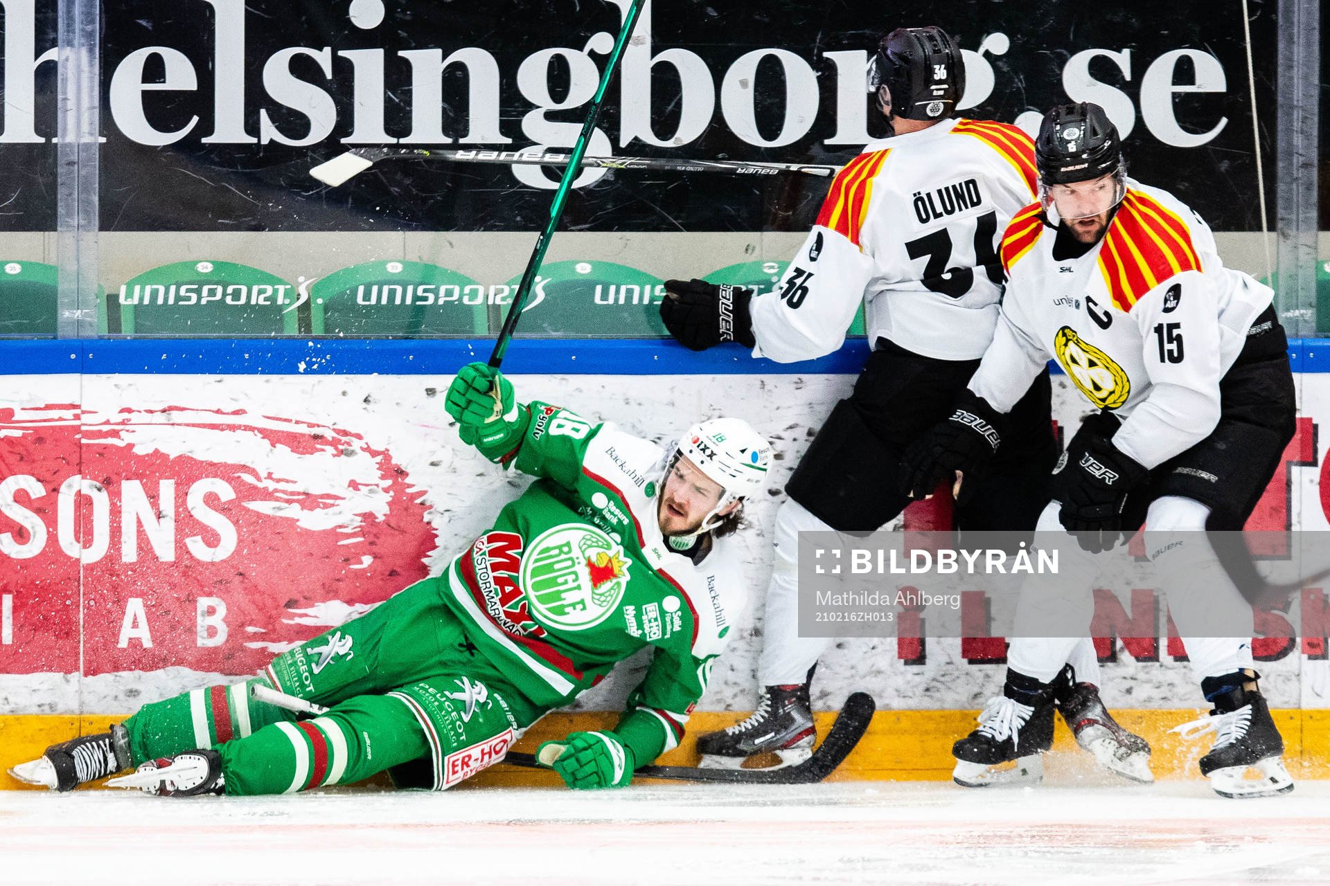 Rögles Dennis Everberg faller i en duell med Brynäs Linus