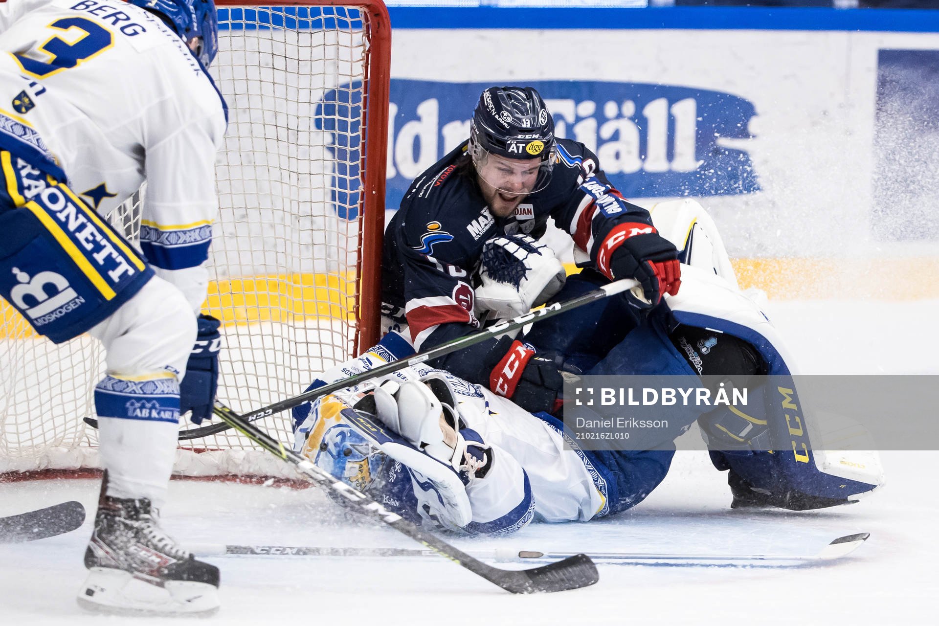 Linköpings Andrew Gordon kör över Leksands målvakt