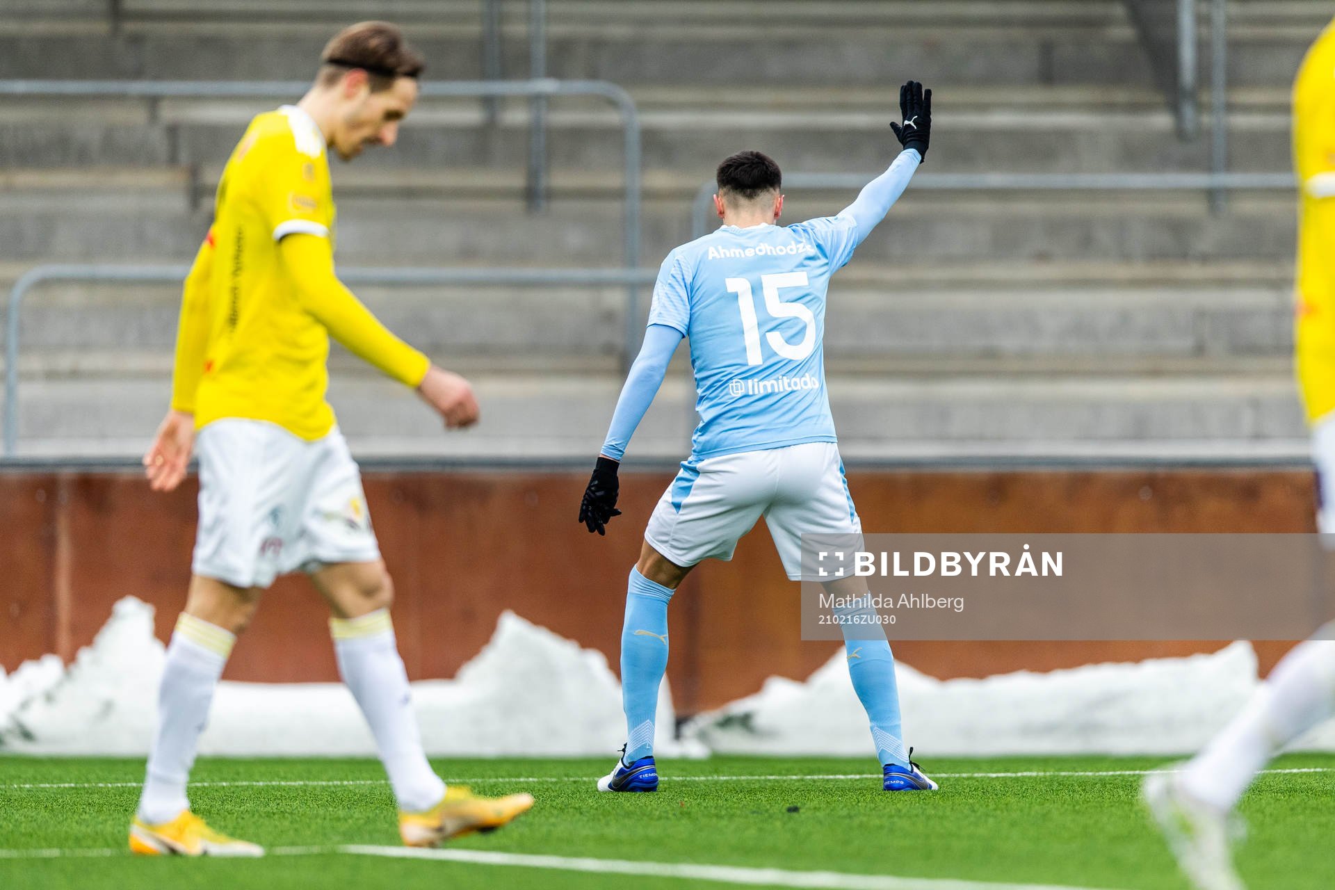 Malmö FFs Anel Ahmedhodzic jublar med ryggen åt kameran