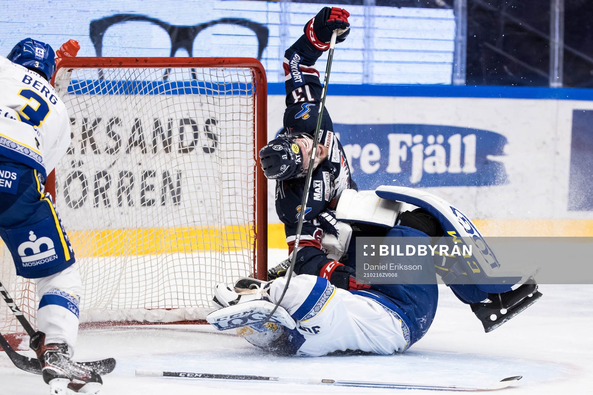 Linköpings Andrew Gordon kör över Leksands målvakt