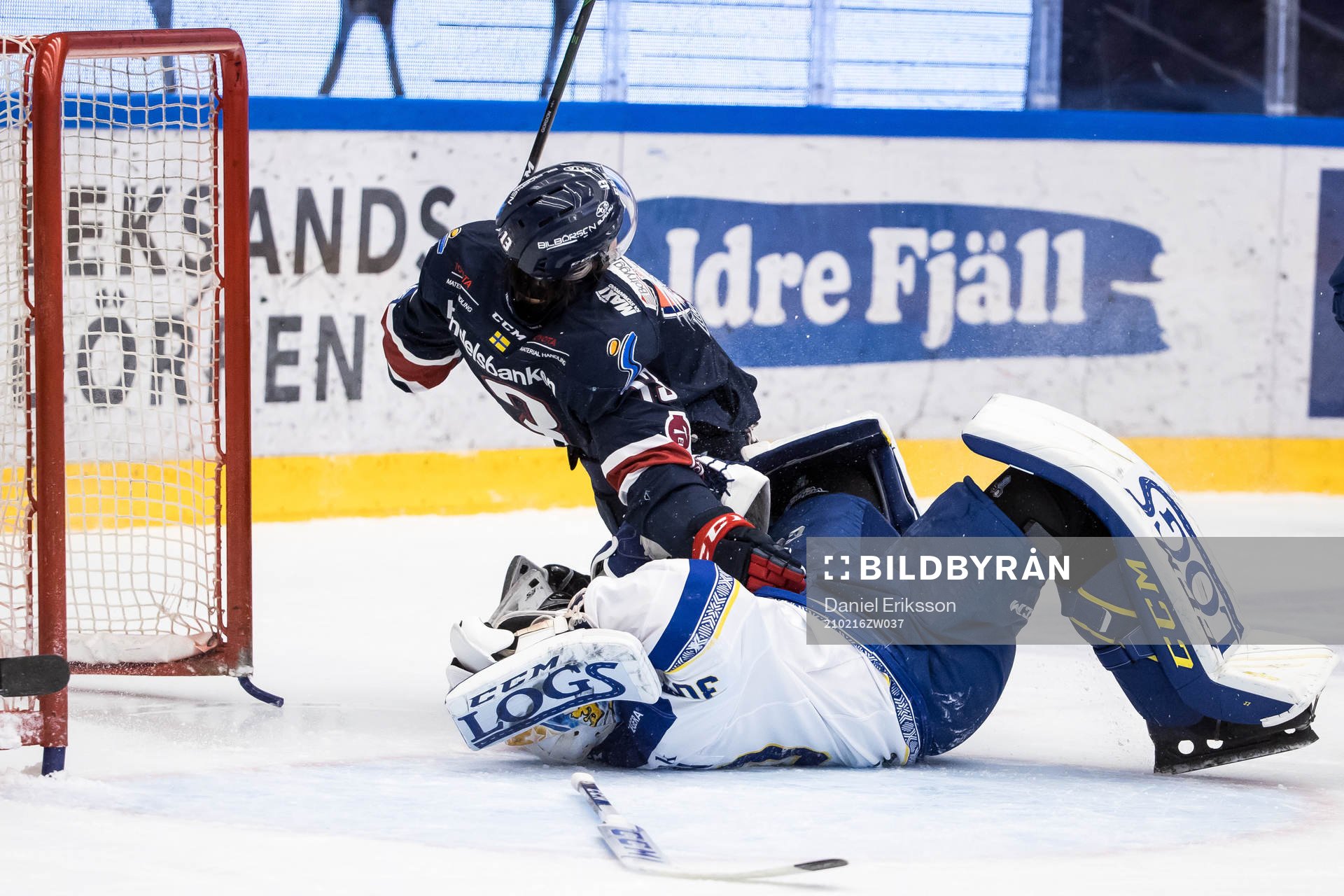 Linköpings Andrew Gordon kör över Leksands målvakt