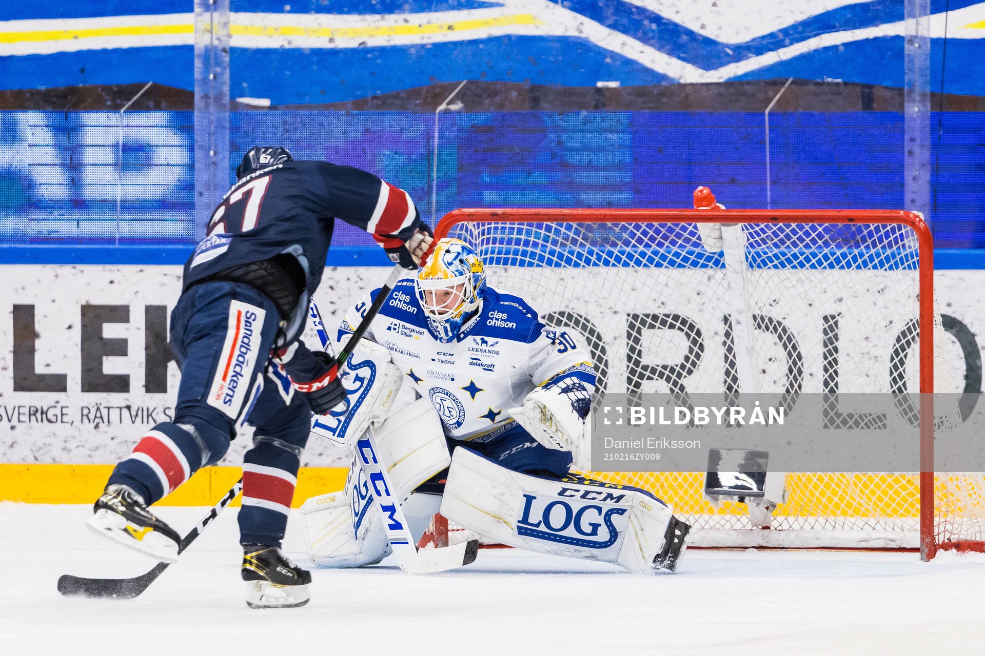 Leksands målvakt Janne Juvonen räddar en straff från