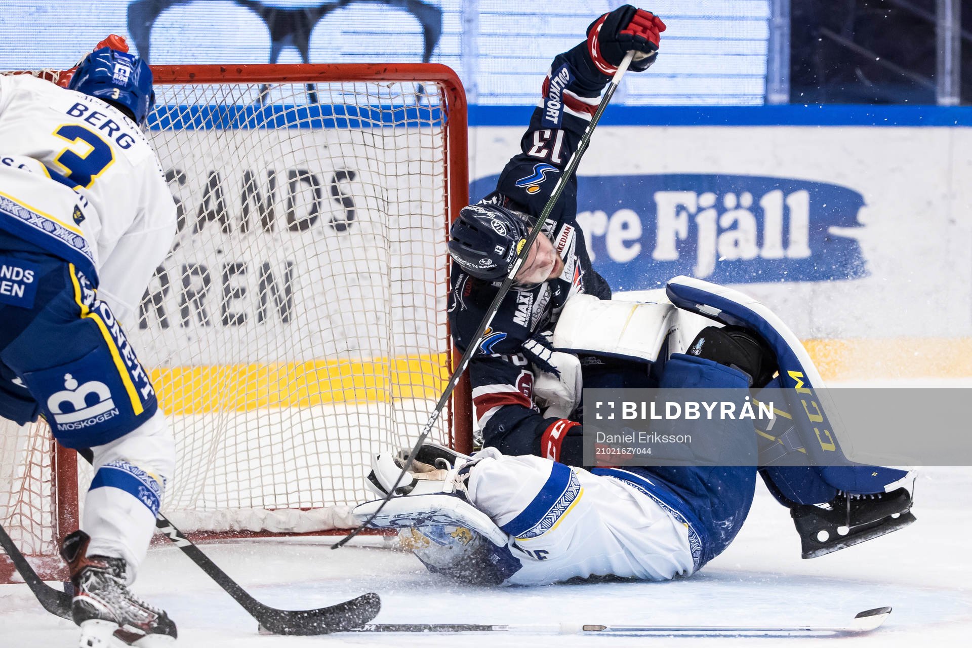 Linköpings Andrew Gordon kör över Leksands målvakt