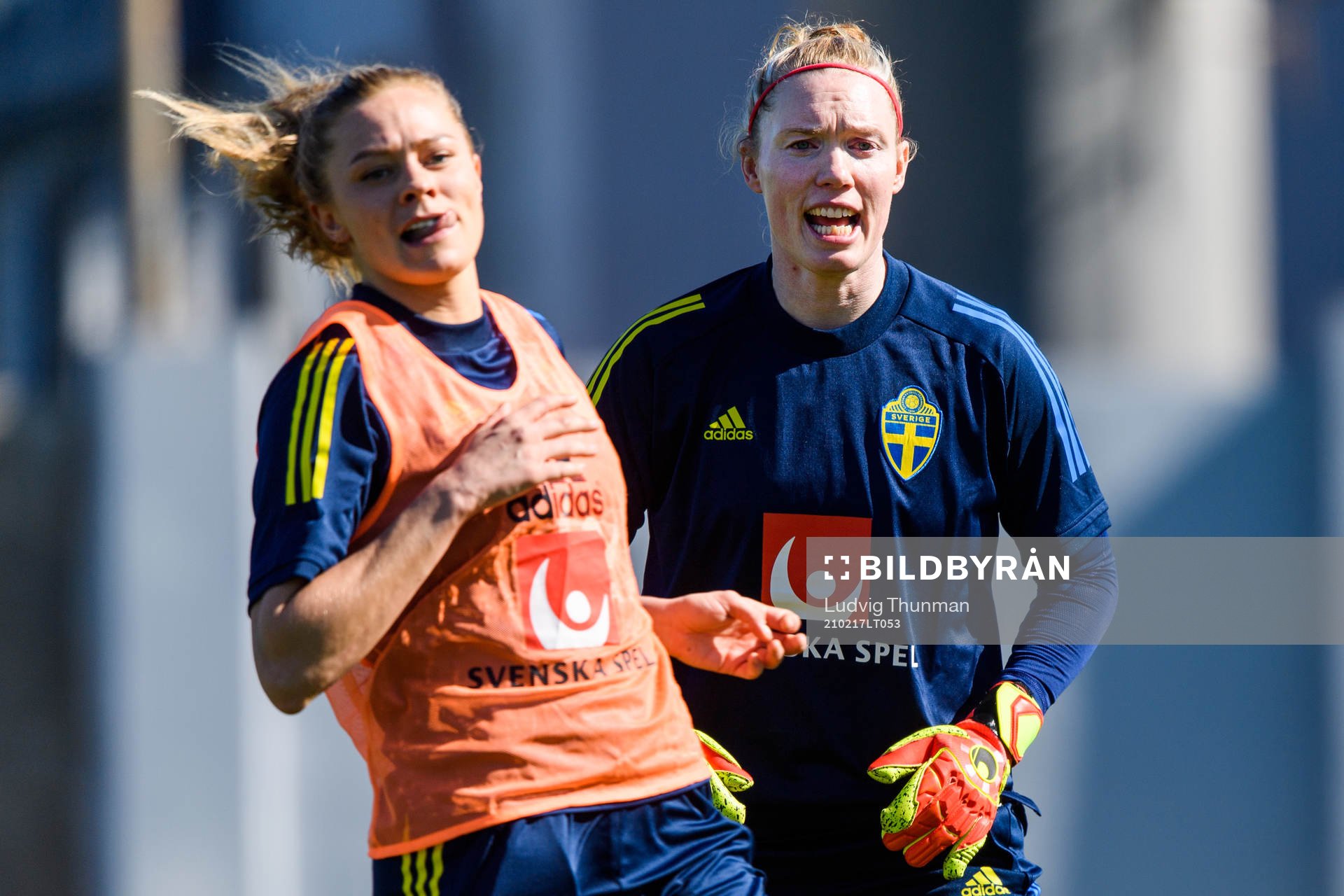 Fridolina Rolfö och goalkeeper Hedvig Lindahl