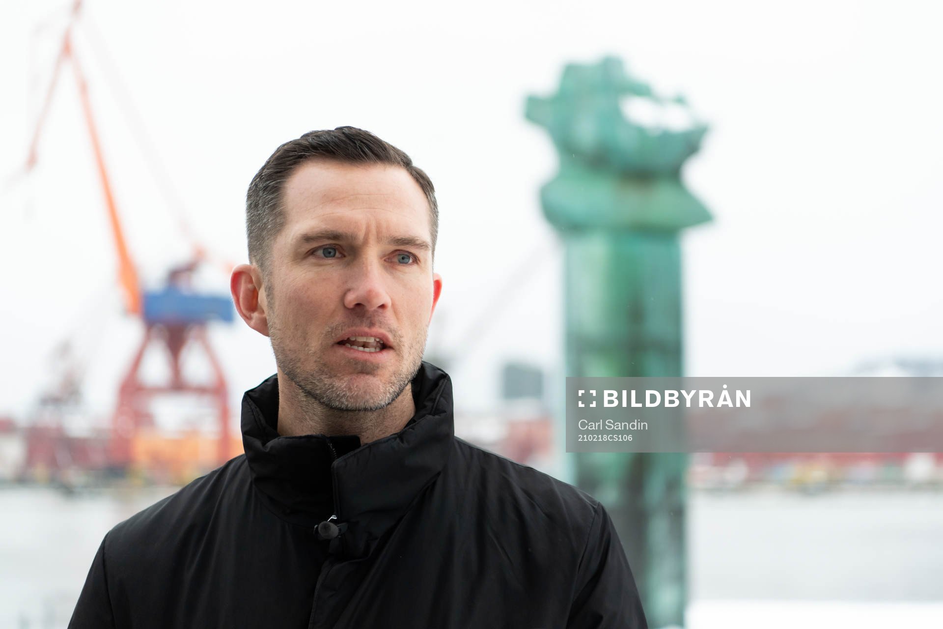 Häckens sportchef Martin Ericsson blir intervjuad