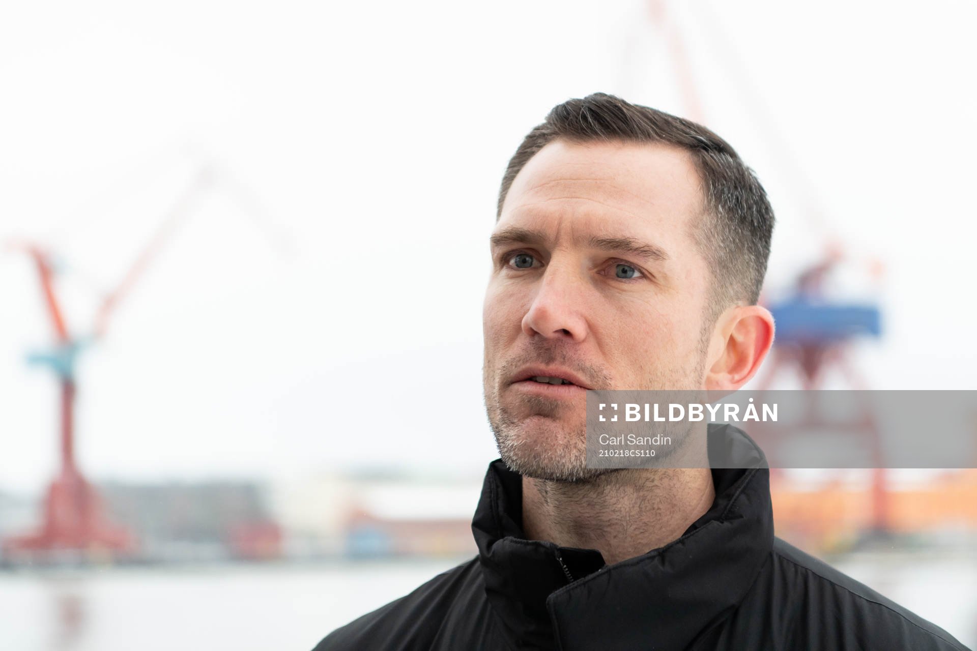 Häckens sportchef Martin Ericsson blir intervjuad