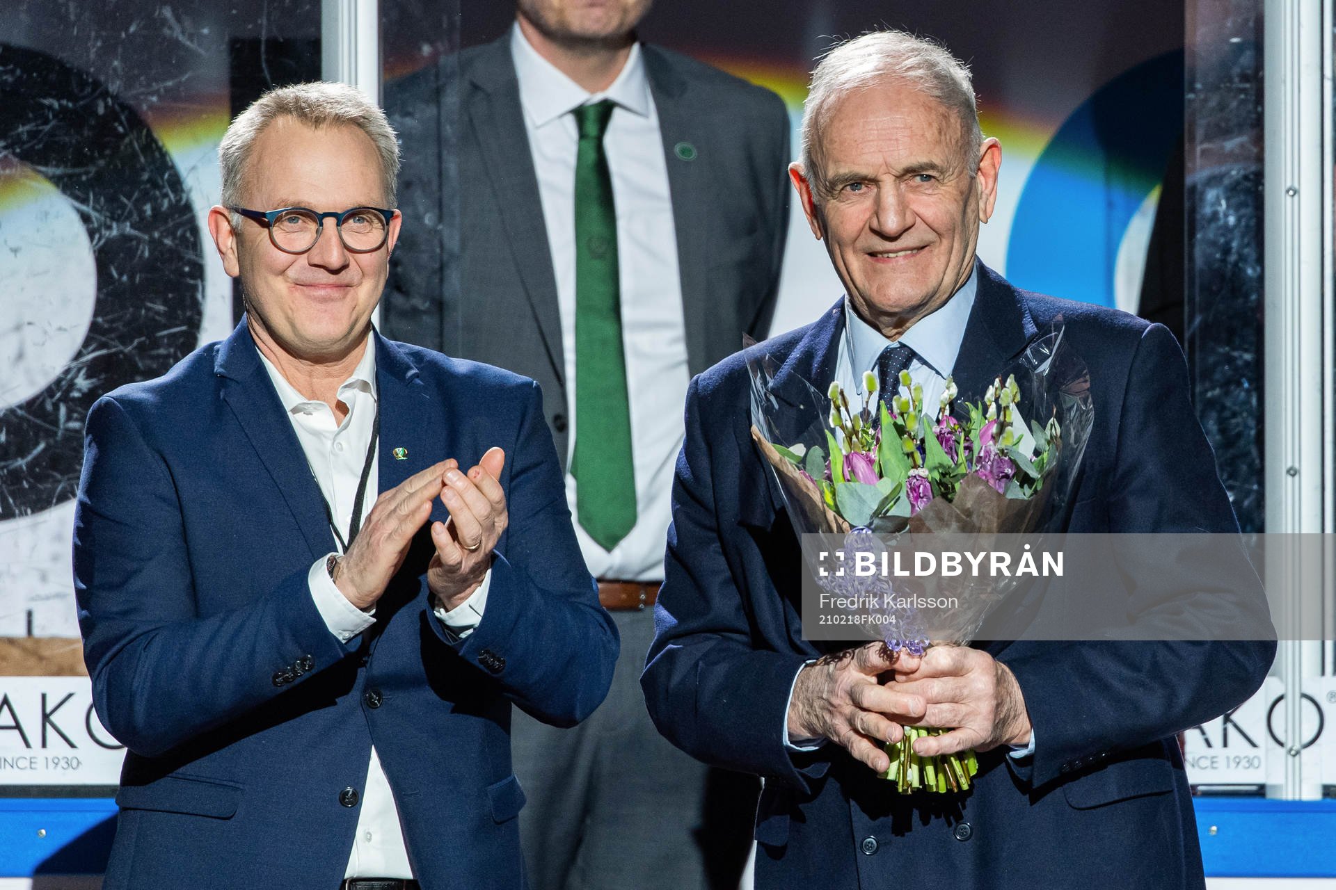 Färjestads VD Stefan Larsson gratulerar Ulf Sterner på