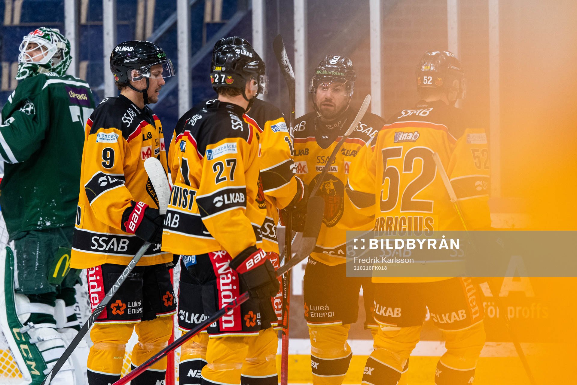 Luleås Niklas Olausson jublar med lagkamrater