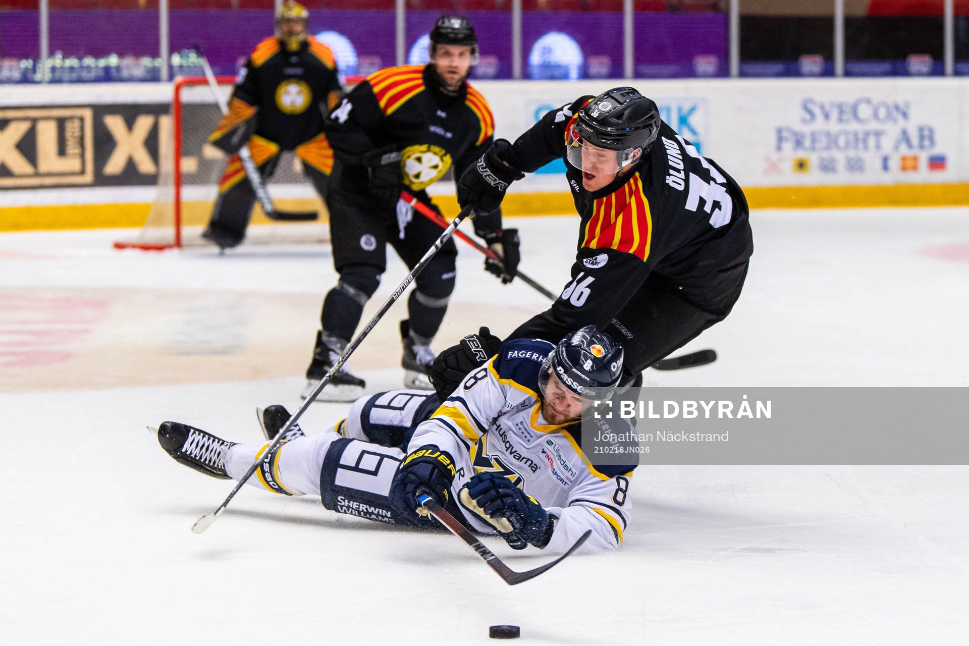 s Jordan Murray och Brynäs Linus Ölund i kamp om pucken