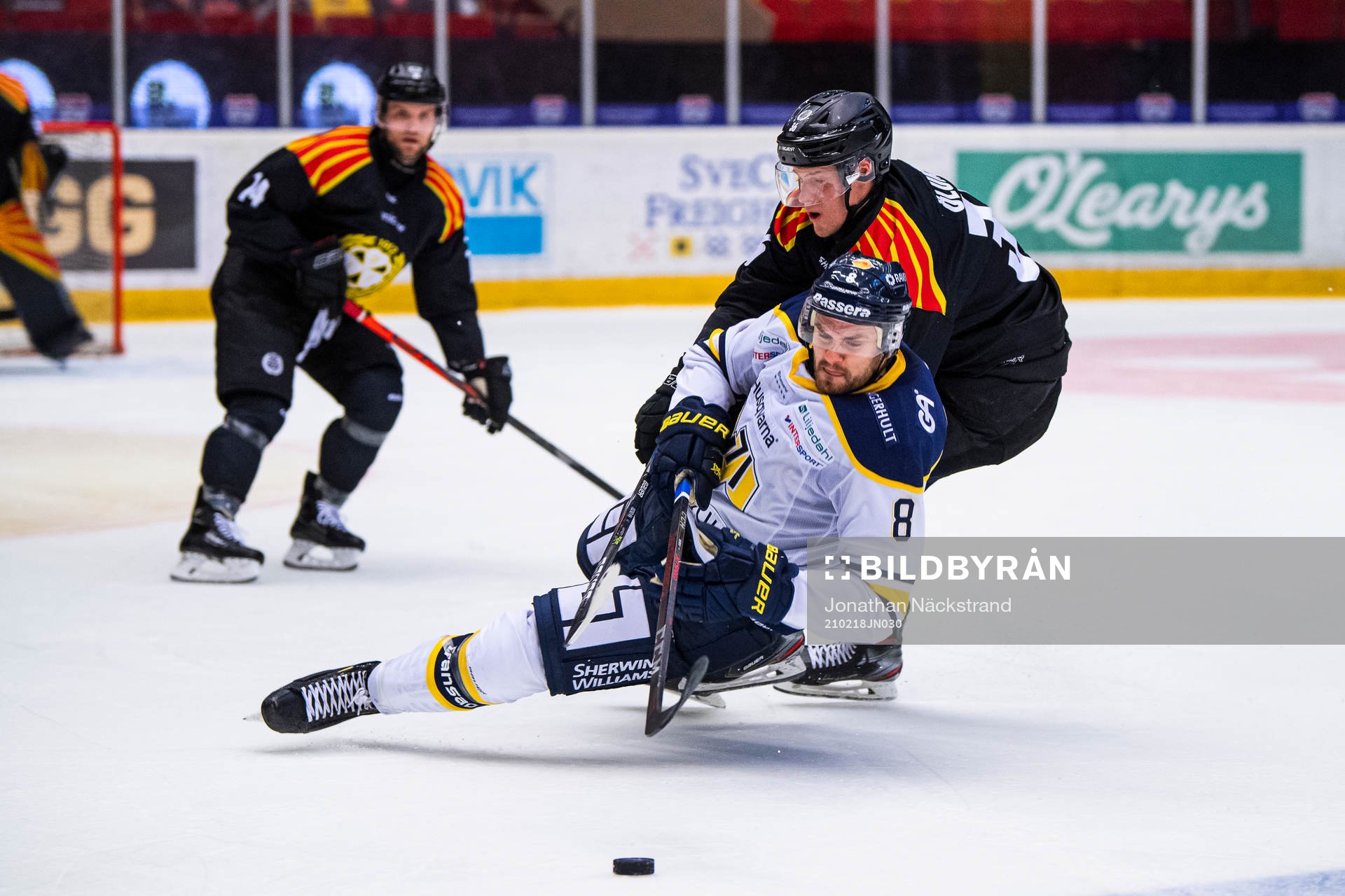 s Jordan Murray och Brynäs Linus Ölund i kamp om pucken