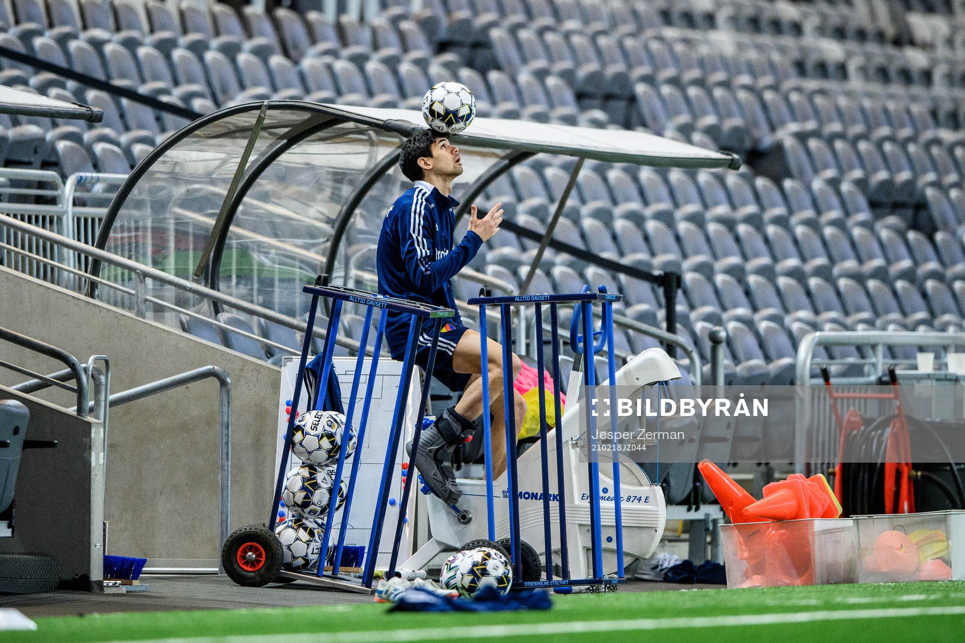 Djurgårdens Jesper Nyholm på en träningscykel