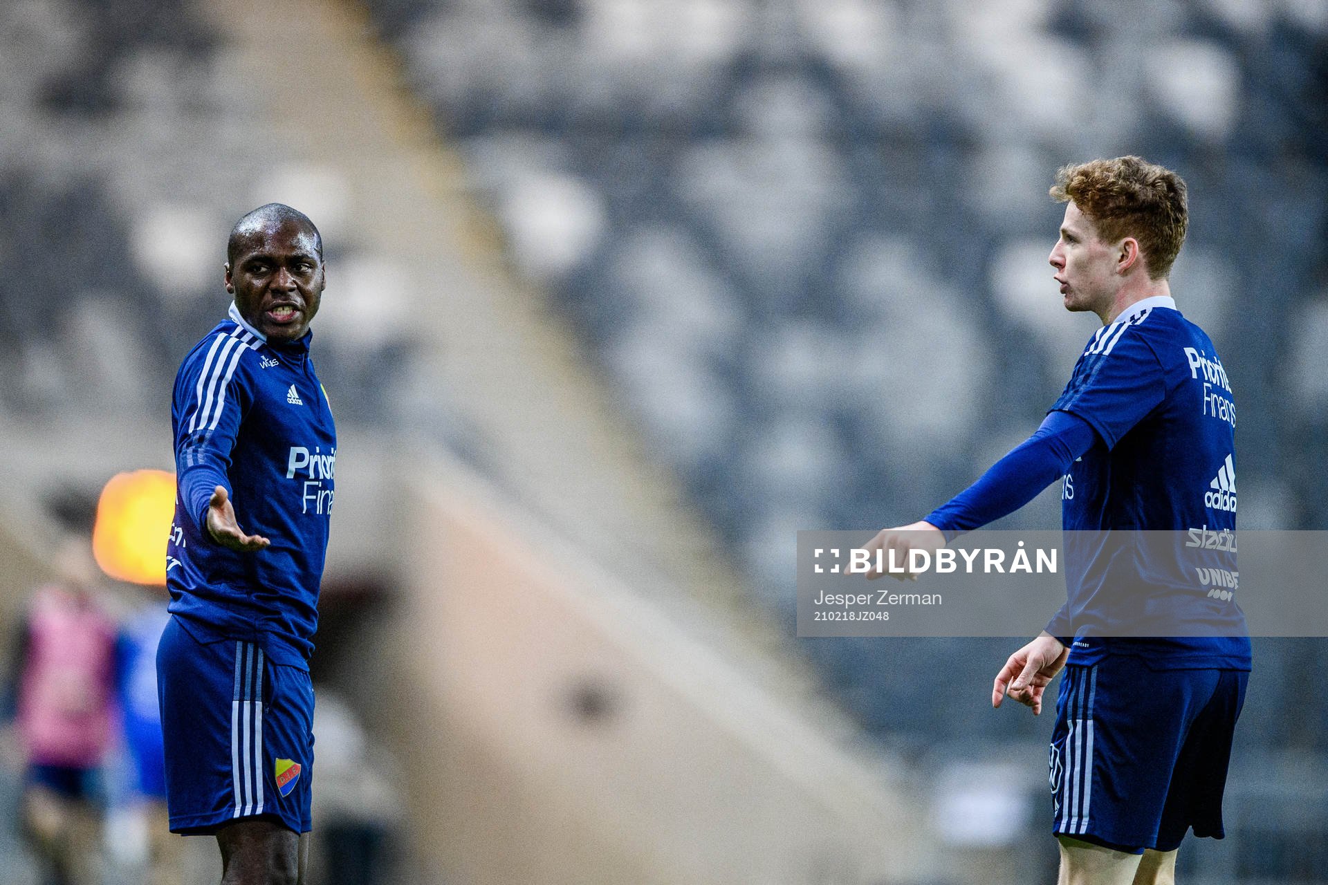 Djurgårdens Edward Chilufya och Aslak Witry i en diskussion