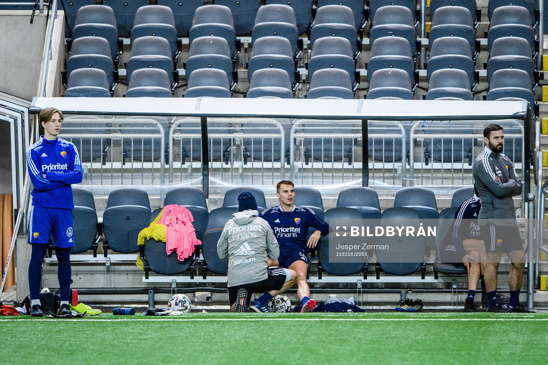 Djurgårdens Elias Andersson får sin fot tejpad