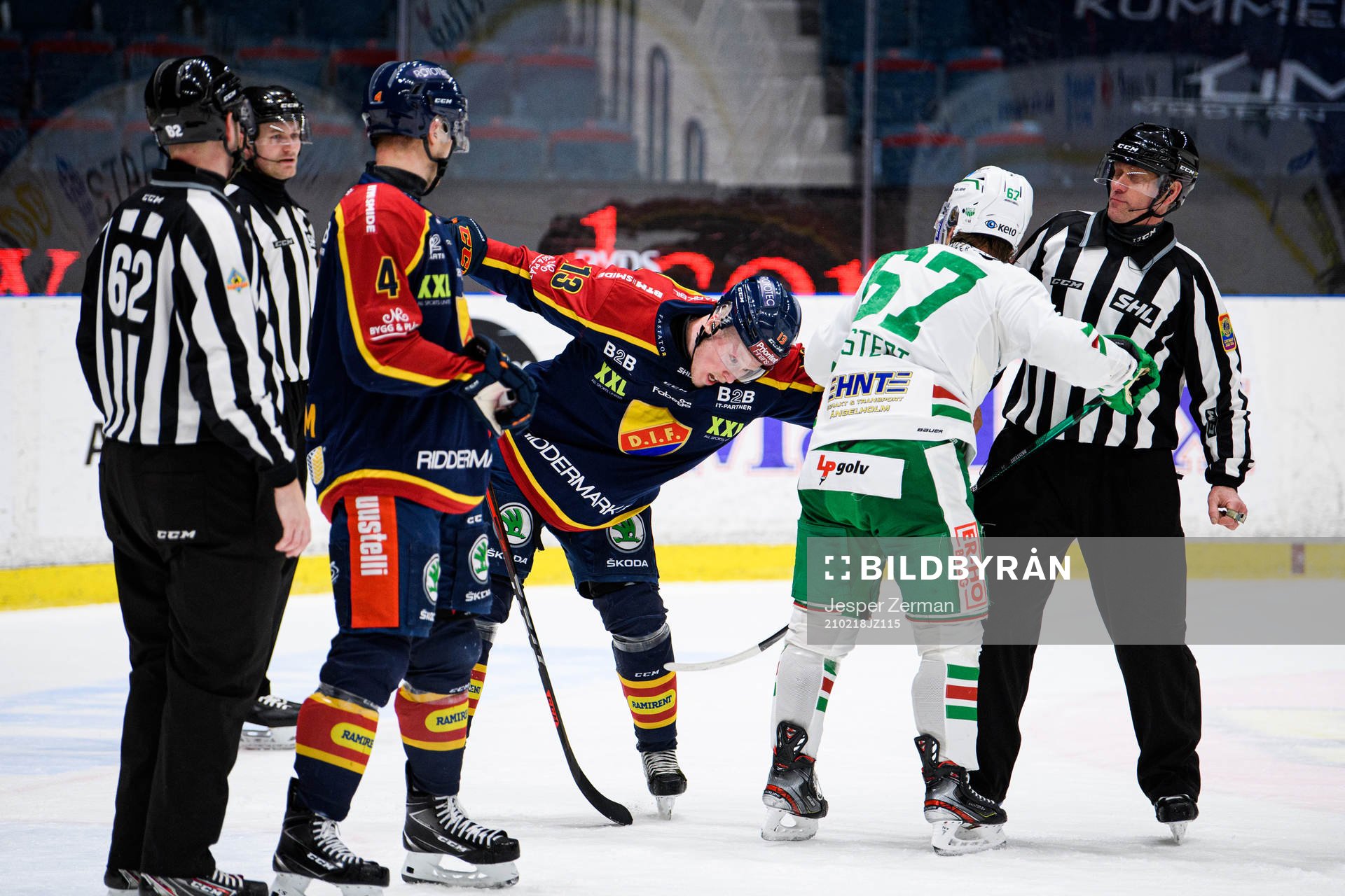 Djurgårdens Kalle Östman och Rögles Leon Bristedt i bråk