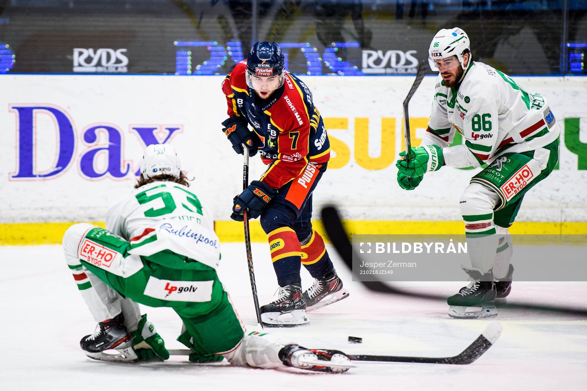 Djurgårdens Bobby Nardella mot Rögles Moritz Seider och