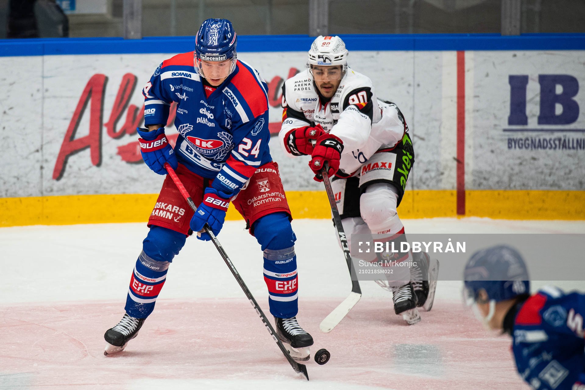 Oskarshamns Kim Strömberg och Malmö Redhawks Joseph Veleno