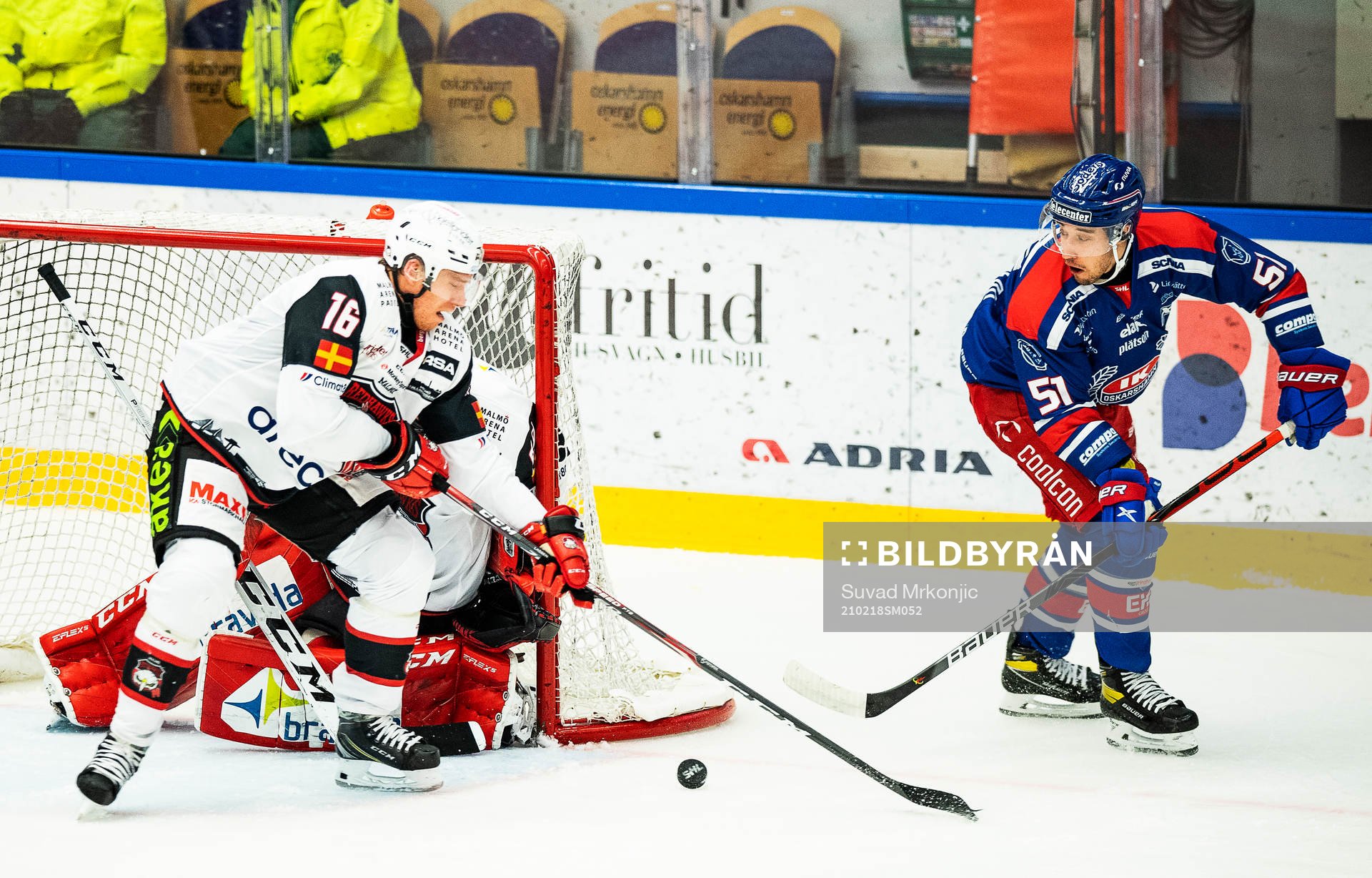Oskarshamns Max Veronneau och Malmö Redhawks Matias Lassen