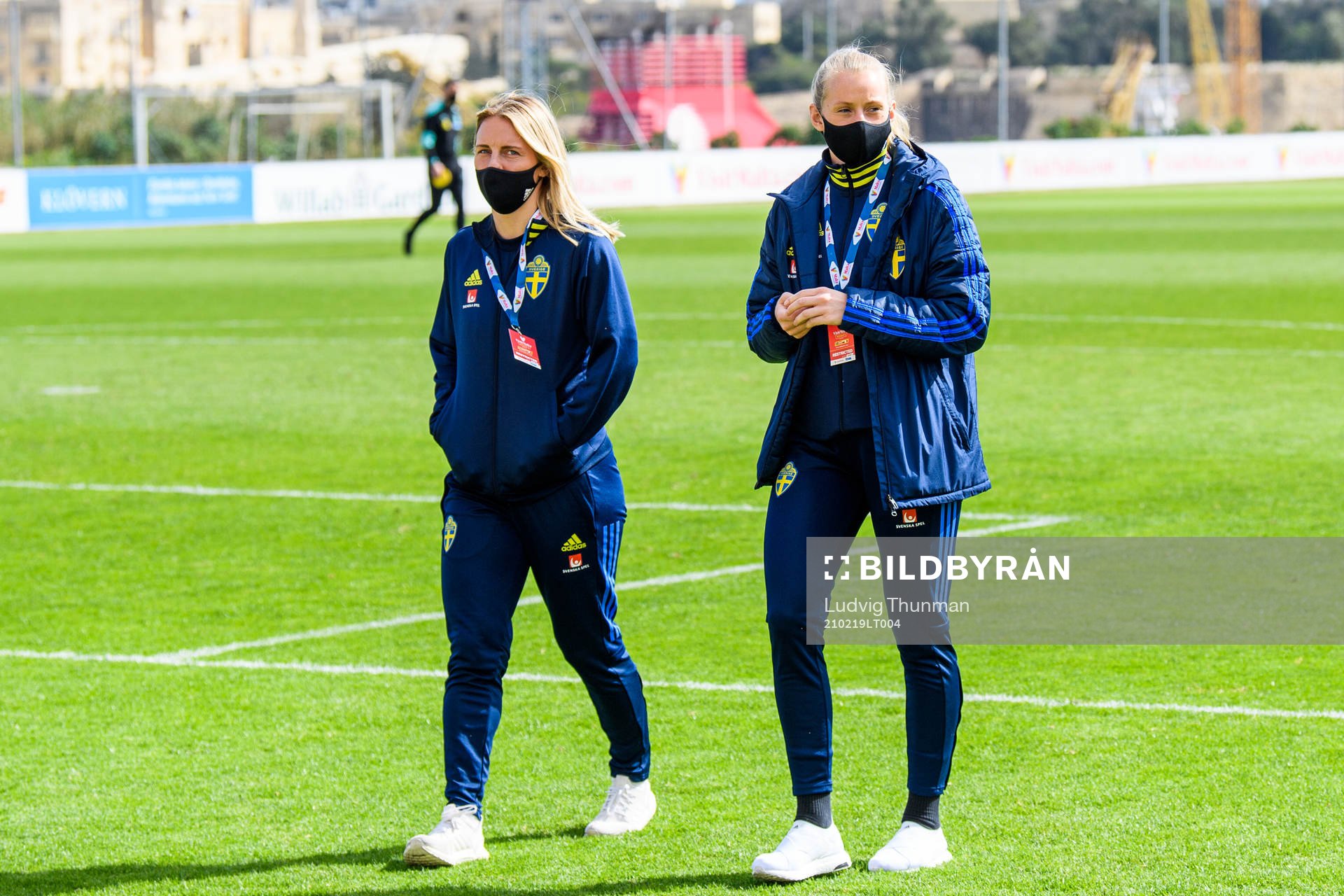 Mimmi Larsson and Stina Blackstenius leaves the pitch