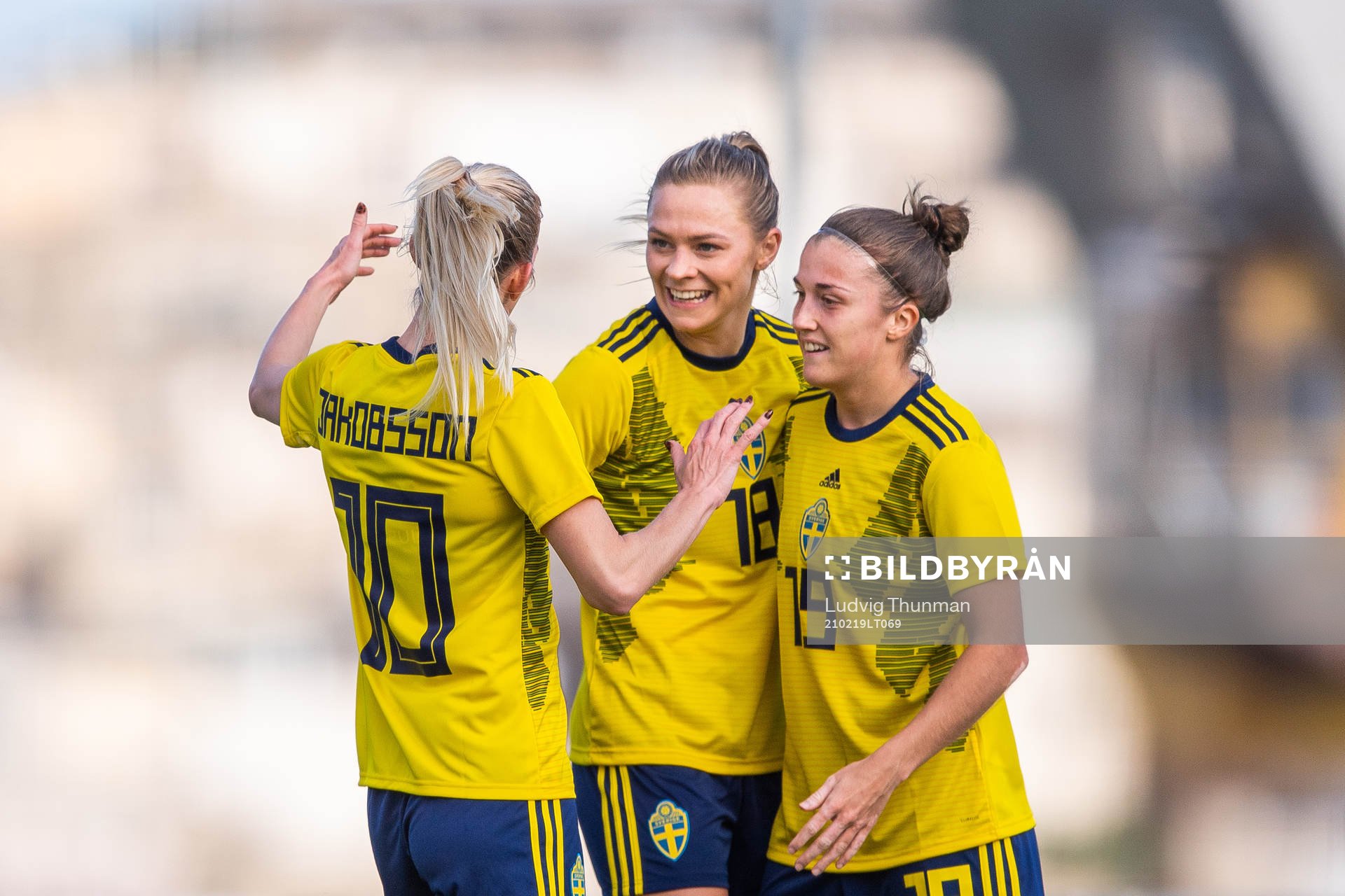 Fridolina Rolfö celebrates with Sofia Jakobsson and