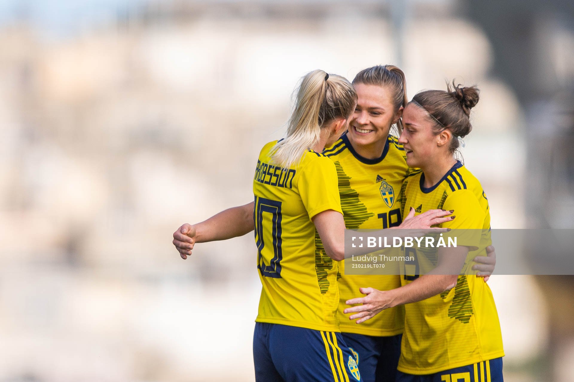 Fridolina Rolfö celebrates with Sofia Jakobsson and