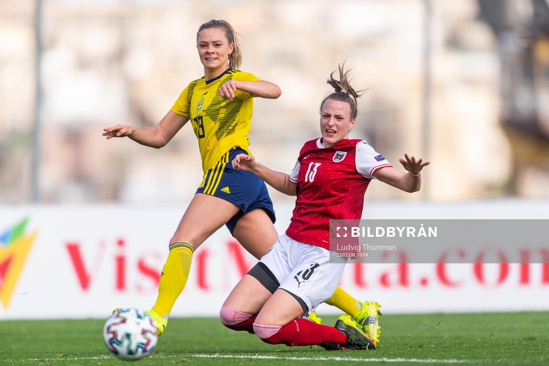 Fridolina Rolfö of Sweden scores 1-2