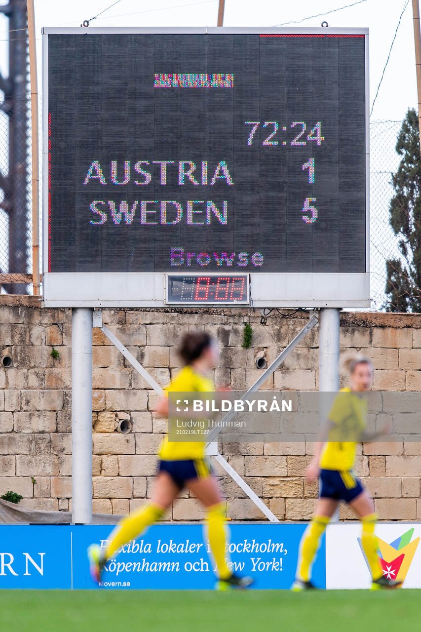 The scoreboard shows the result 1-5
