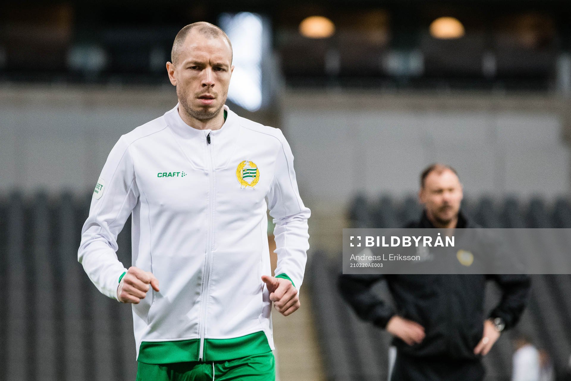 Hammarbys Jon Gudni Fjoluson och assisterande tränare Joachim Björklund under uppvärmningen inför fotbollsmatchen i Svenska Cupen mellan Hammarby och AFC Eskilstuna den 20 februari 2021 i Stockholm.