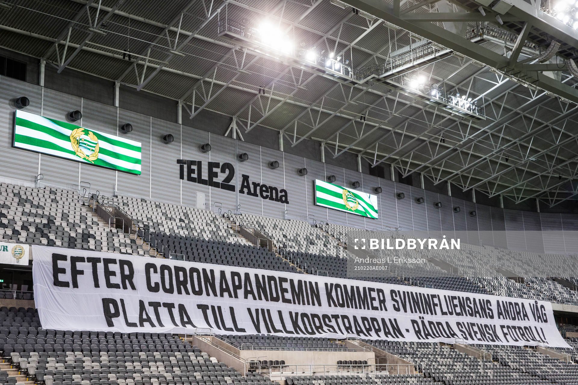 En banderoll på läktaren innan fotbollsmatchen i Svenska