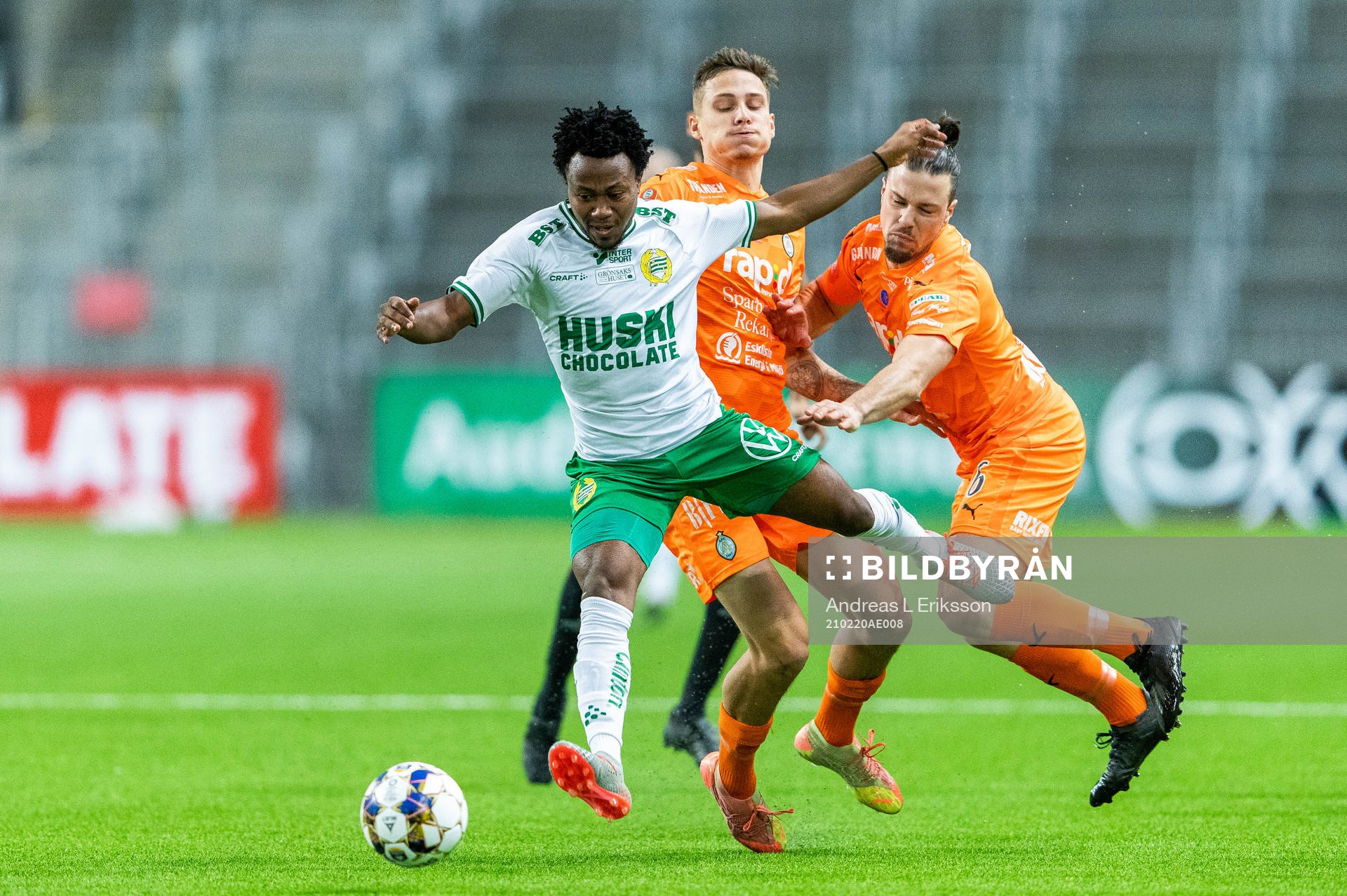 Hammarbys Abdul-Halik Hudu i kamp med AFC Eskilstunas Pontus Rödin och Abdulkarim Mammar Chaouche under fotbollsmatchen i Svenska Cupen mellan Hammarby och AFC Eskilstuna den 20 februari 2021 i Stockholm.