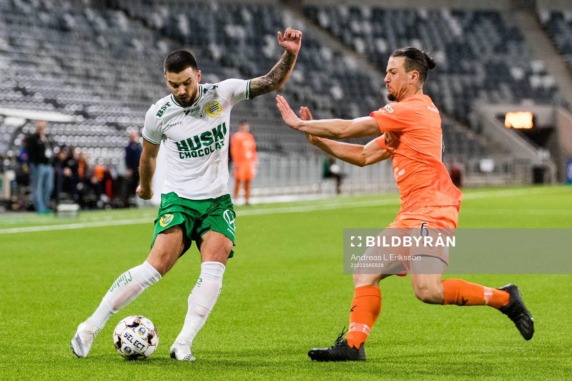 Hammarbys Vladimir Rodic och AFC Eskilstunas Abdulkarim Mammar Chaouche under fotbollsmatchen i Svenska Cupen mellan Hammarby och AFC Eskilstuna den 20 februari 2021 i Stockholm.