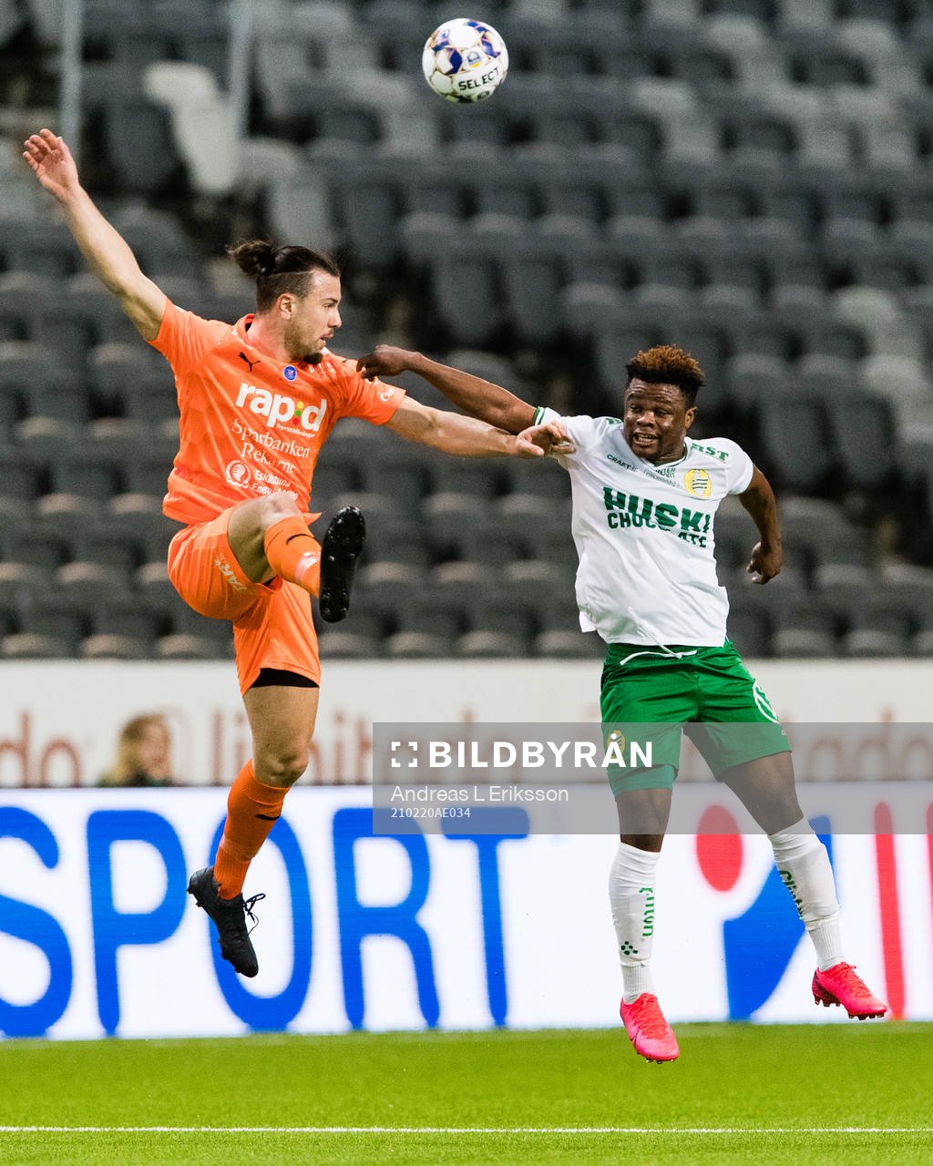 AFC Eskilstunas Abdulkarim Mammar Chaouche och Hammarbys Akinkunmi Amoo i en nickduell under fotbollsmatchen i Svenska Cupen mellan Hammarby och AFC Eskilstuna den 20 februari 2021 i Stockholm.