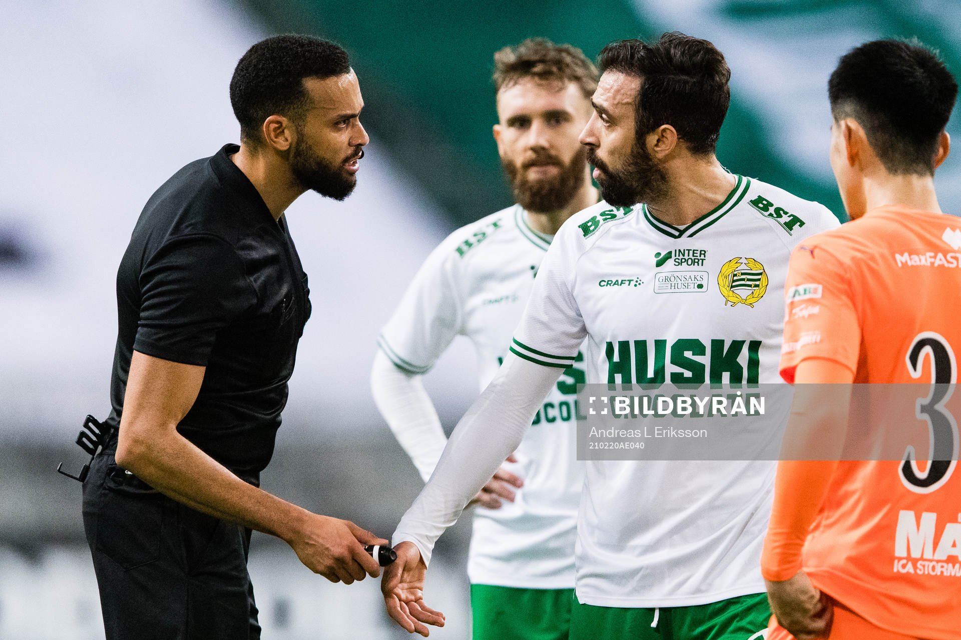 Domare Farouk Nehdi och Hammarbys Abdul Khalili