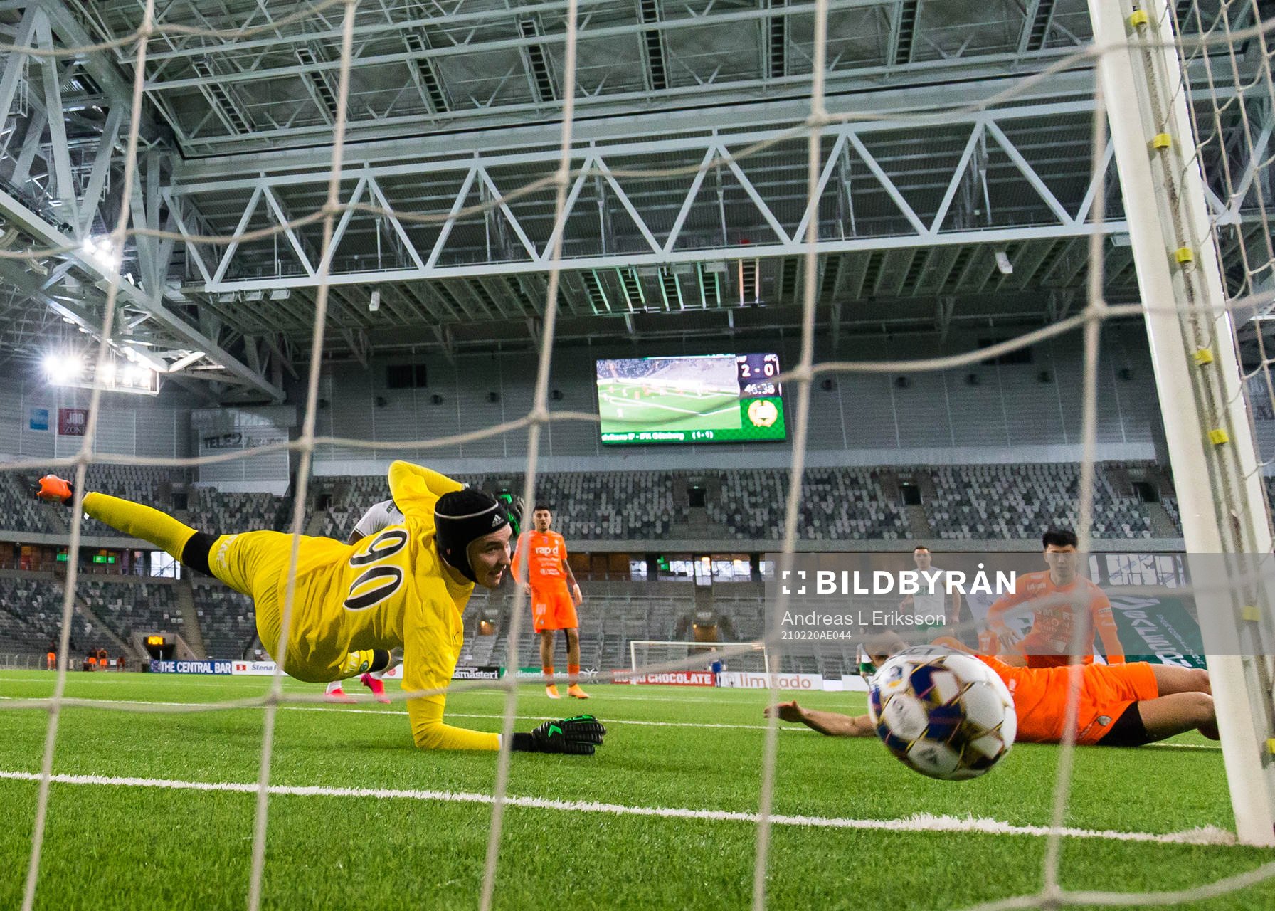 AFC Eskilstunas målvakt Noel Törnqvist ser bollen gå in