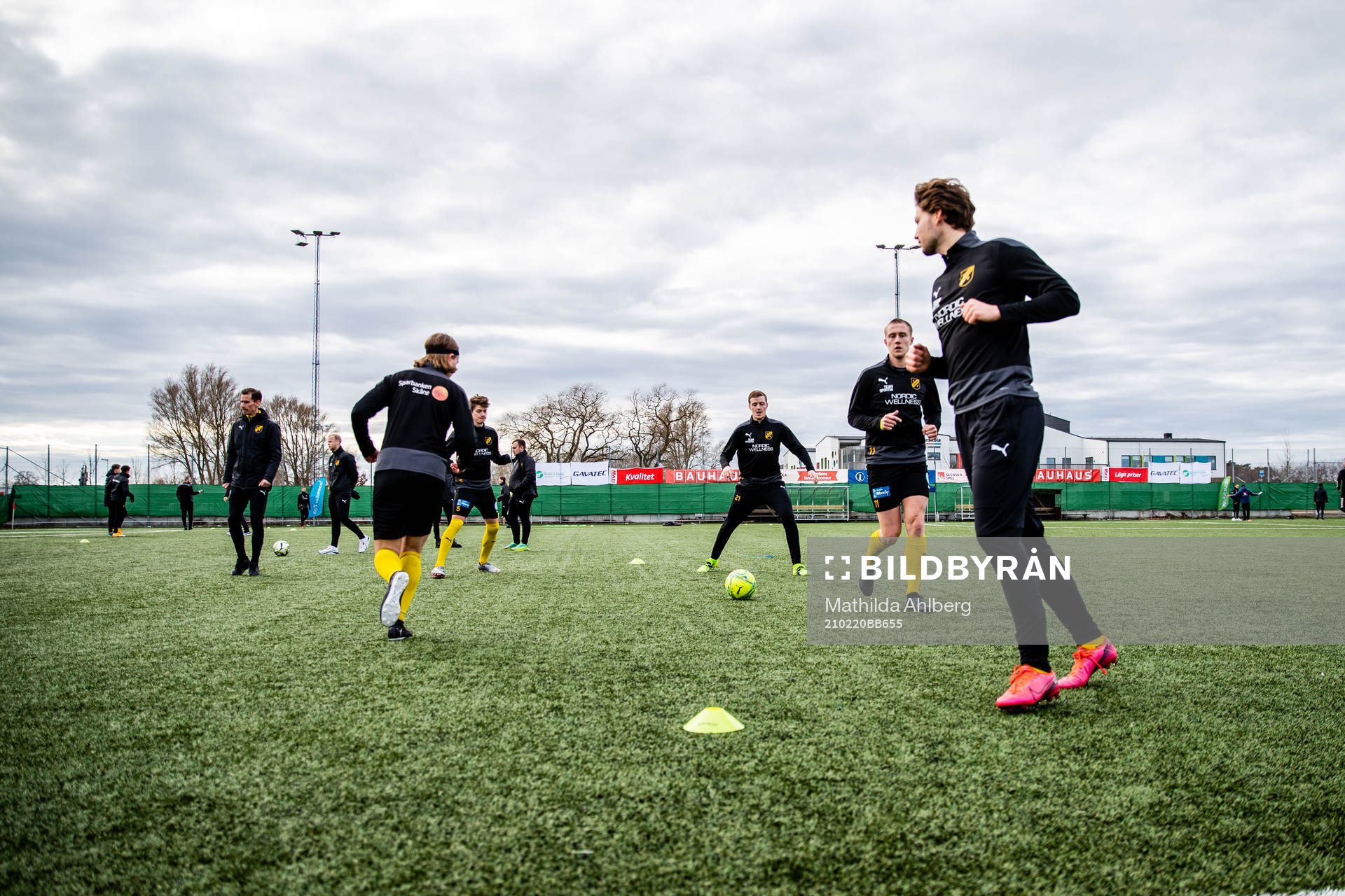 Löddes spelare värmer upp inför fotbollsmatchen i Svenska Cupen mellan Lödde och Sirius den 20 februari 2021 i Löddeköpinge. 
