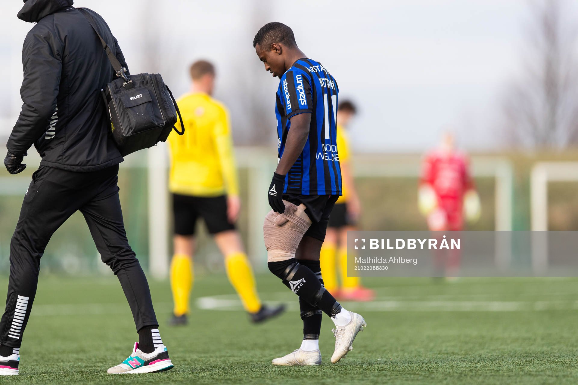 Sirius Nahom Girmai Netabay lämnar plan med lindat lår