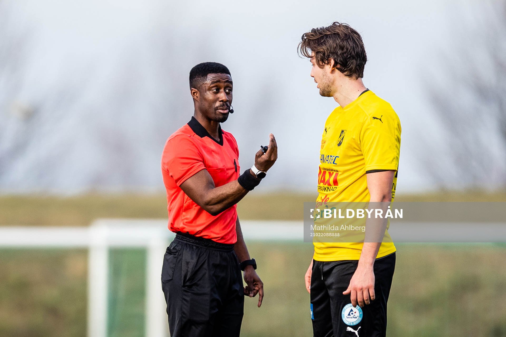 Domare Fredrik Oppong i diskussion med Löddes Nils Runnberg