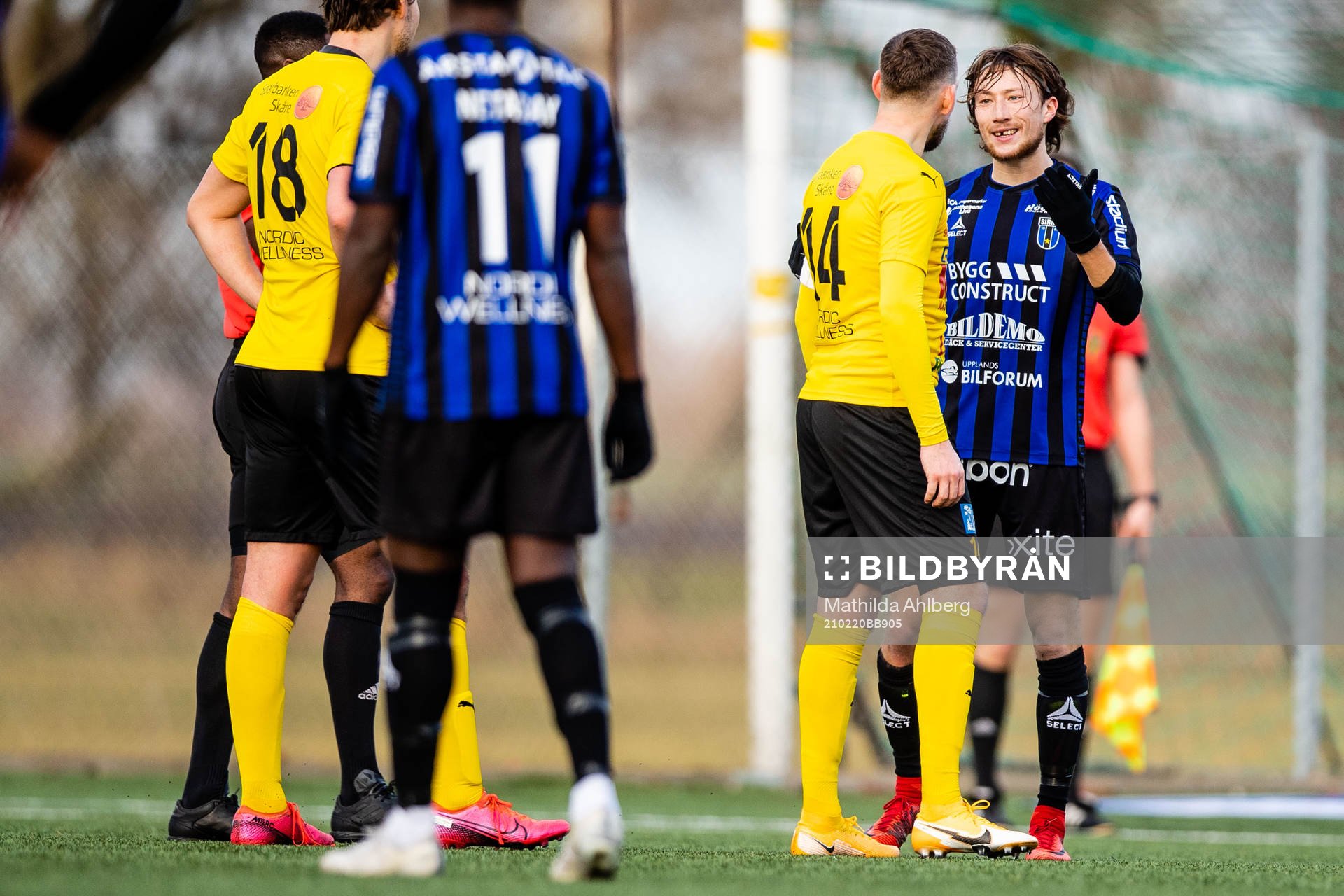 Löddes Kristoffer Andreasson och Sirius Axel Björnström i diskussion under fotbollsmatchen i Svenska Cupen mellan Lödde och Sirius den 20 februari 2021 i Löddeköpinge.