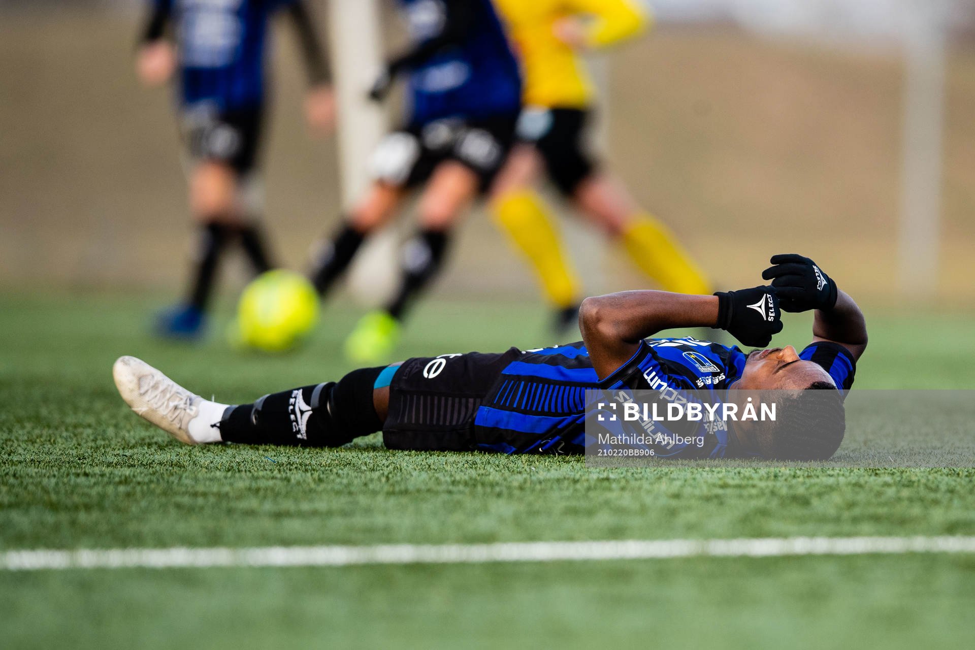 Sirius Nahom Girmai Netabay har ont under fotbollsmatchen i Svenska Cupen mellan Lödde och Sirius den 20 februari 2021 i Löddeköpinge. 