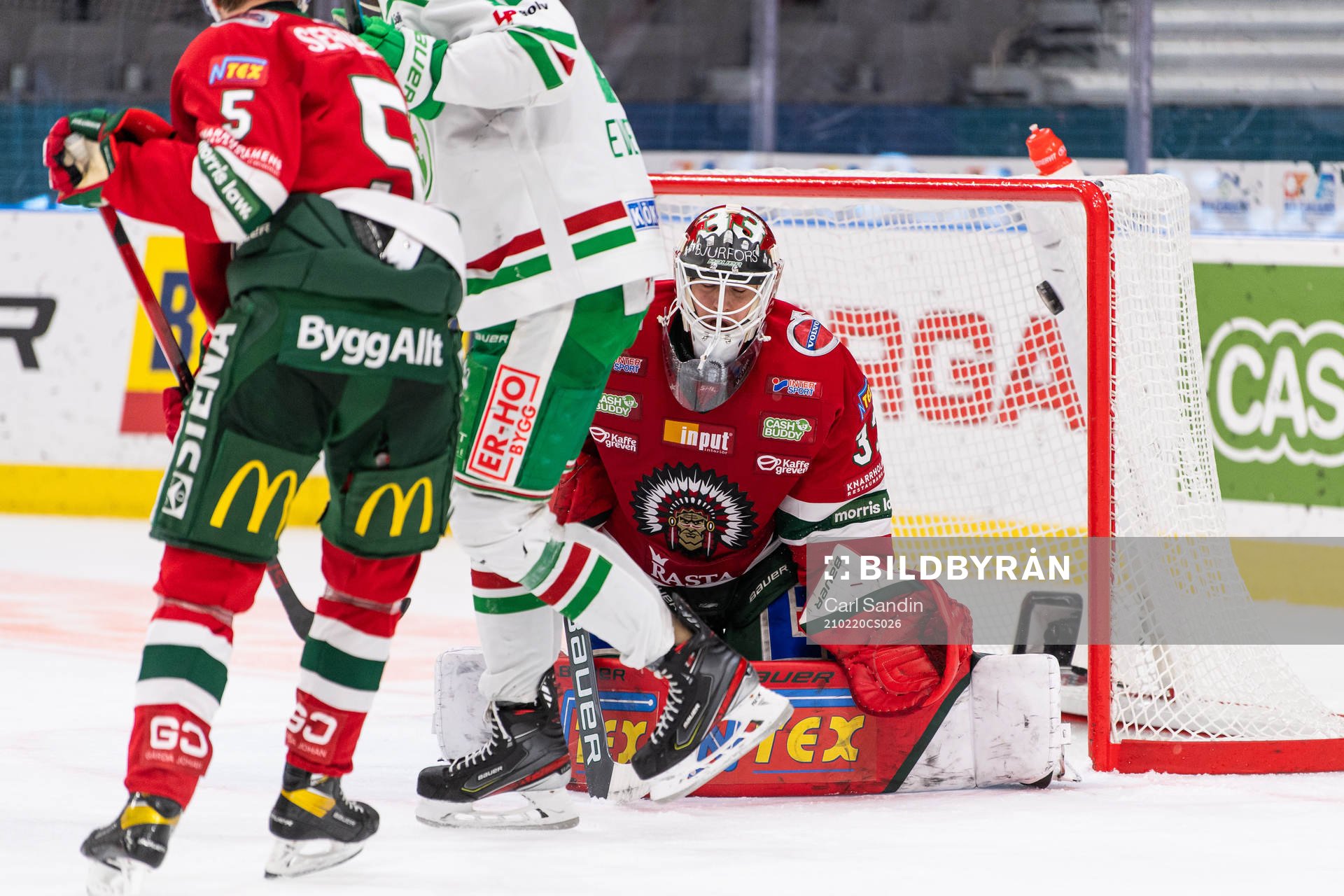 Rögles Simon Ryfors gör 0-2 bakom Frölundas målvakt