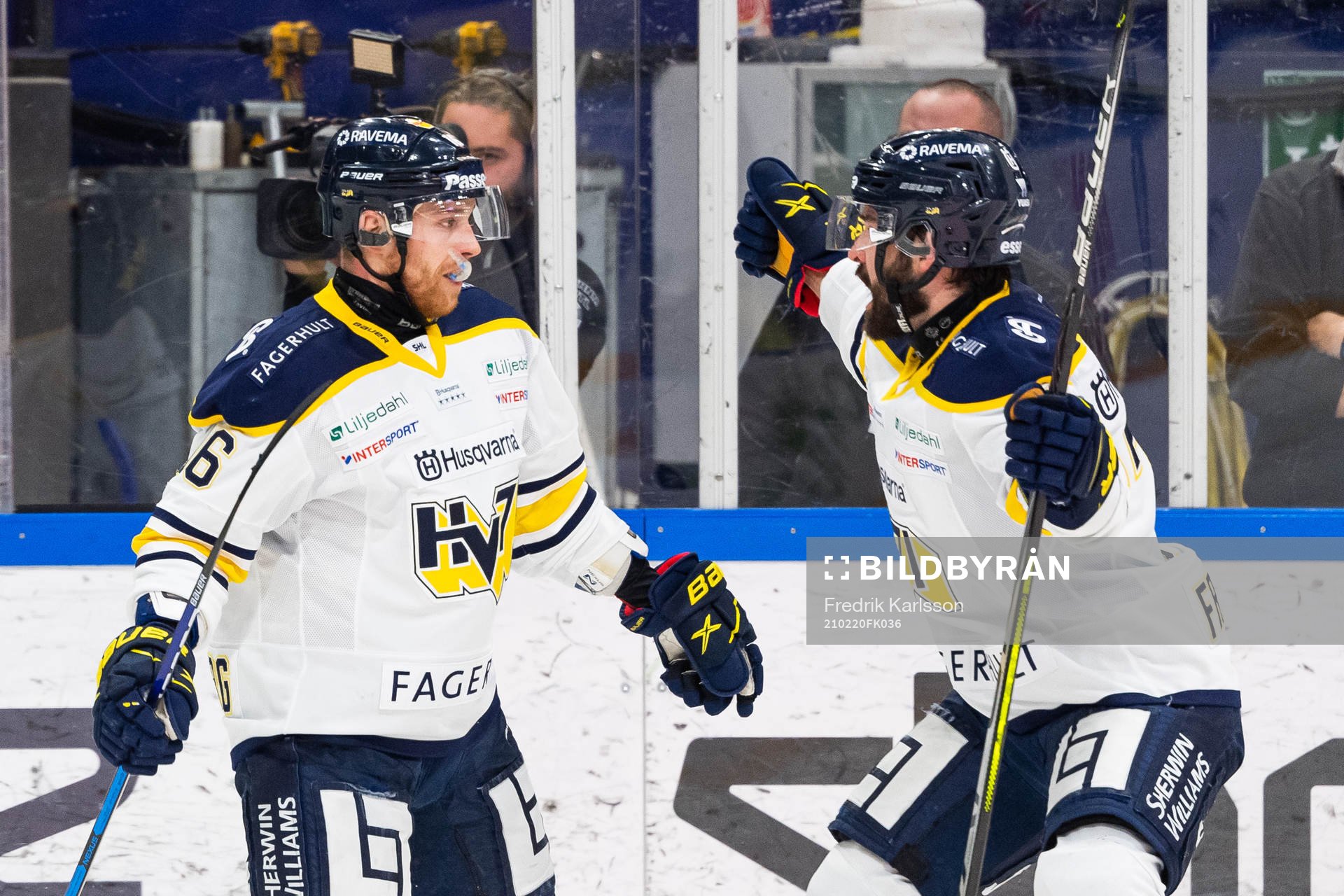 s Filip Sandberg gör 3-3 och jublar med Linus Fröberg