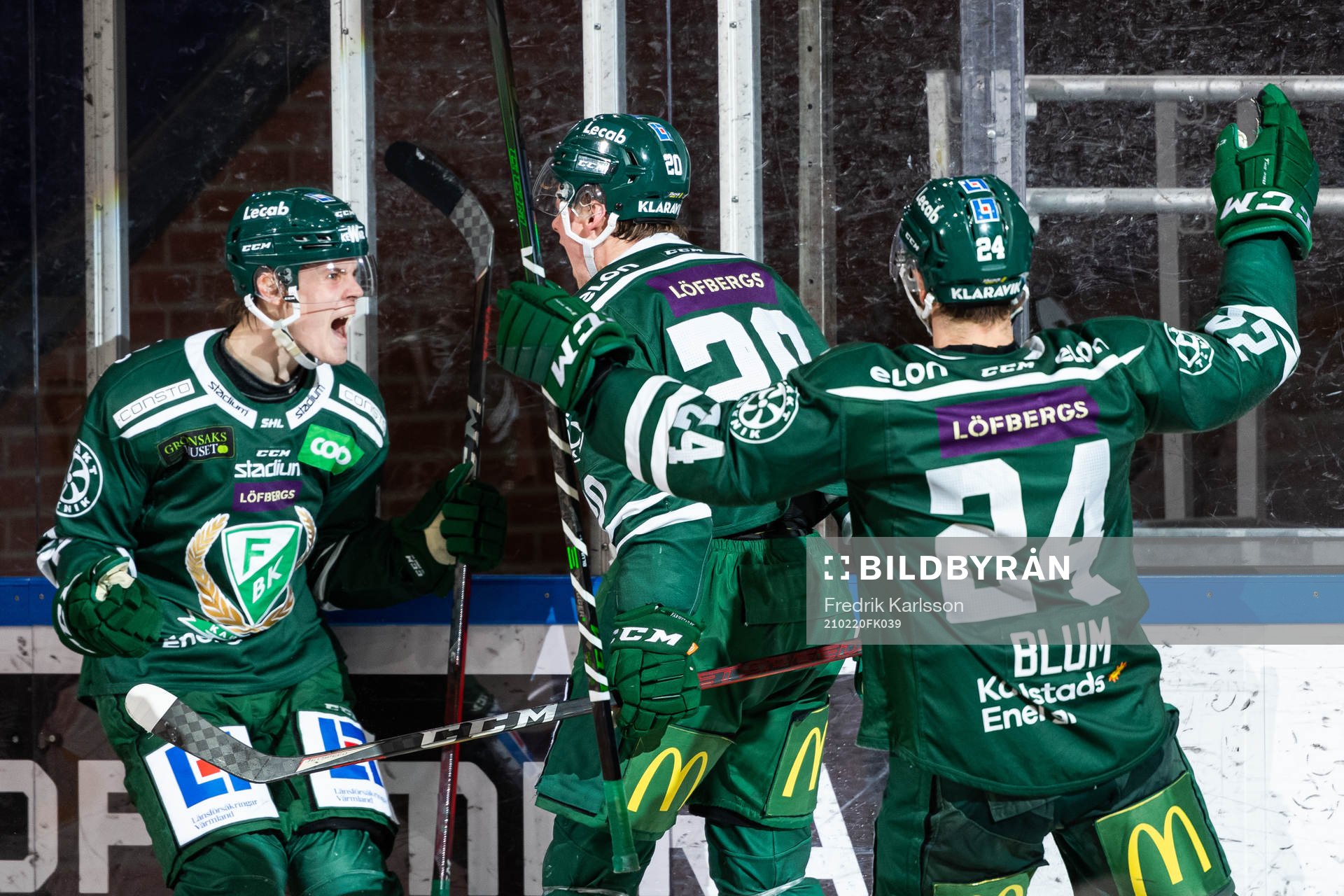 Färjestads Carl Jakobsson jublar med målskytten till 4-3