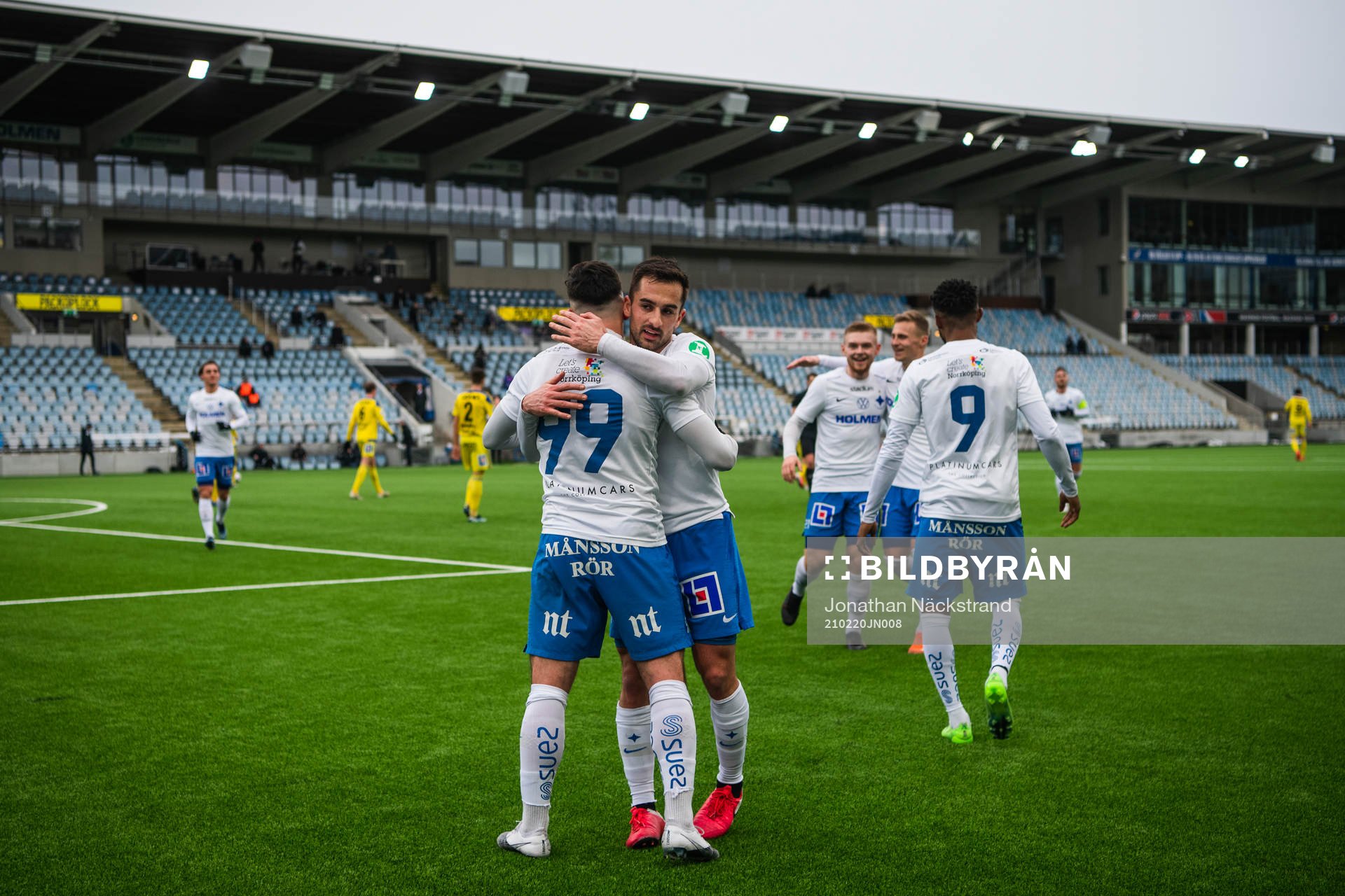 IFK Norrköpings Sead Haksabanovic jublar med lagkamrater