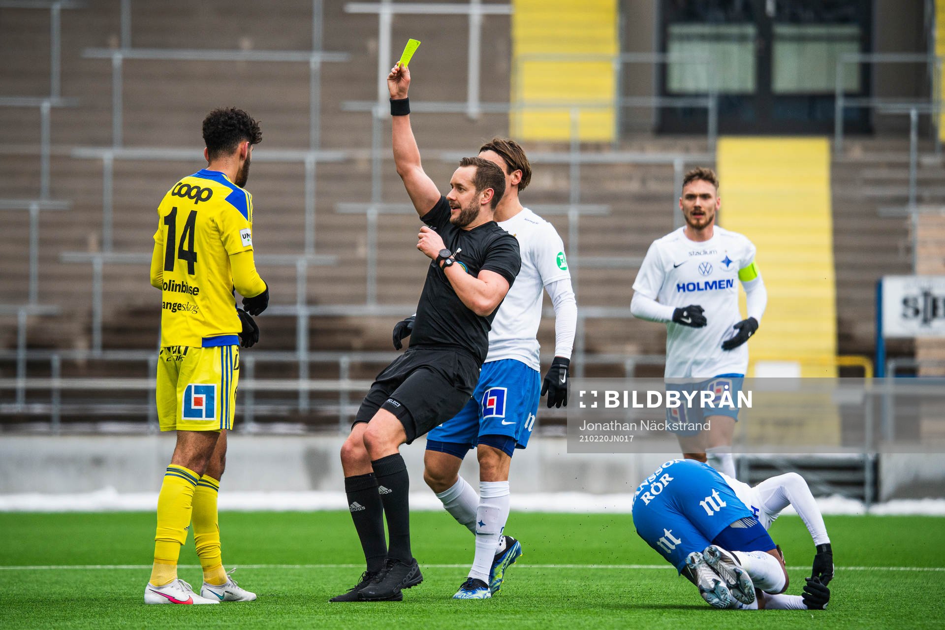 Sundsvalls Paya Pichkah får ett gult kort av domare Victor
