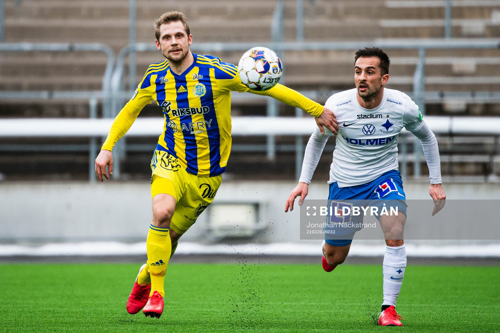 Sundsvalls Erik Andersson i kamp om bollen med IFK