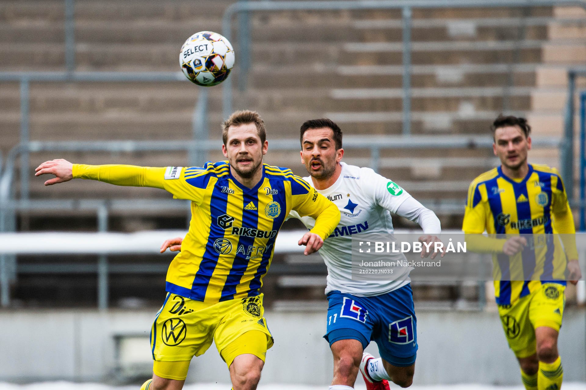 Sundsvalls Erik Andersson i kamp om bollen med IFK