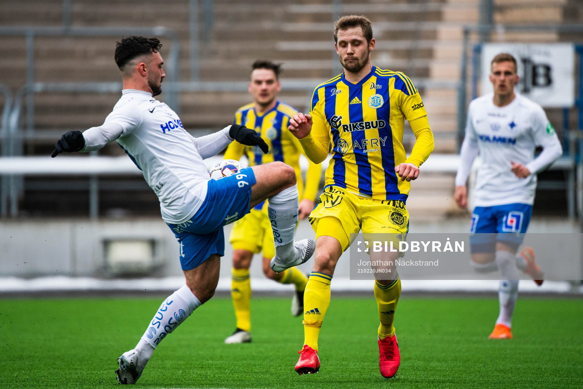 Sundsvalls Erik Andersson i kamp om bollen med IFK