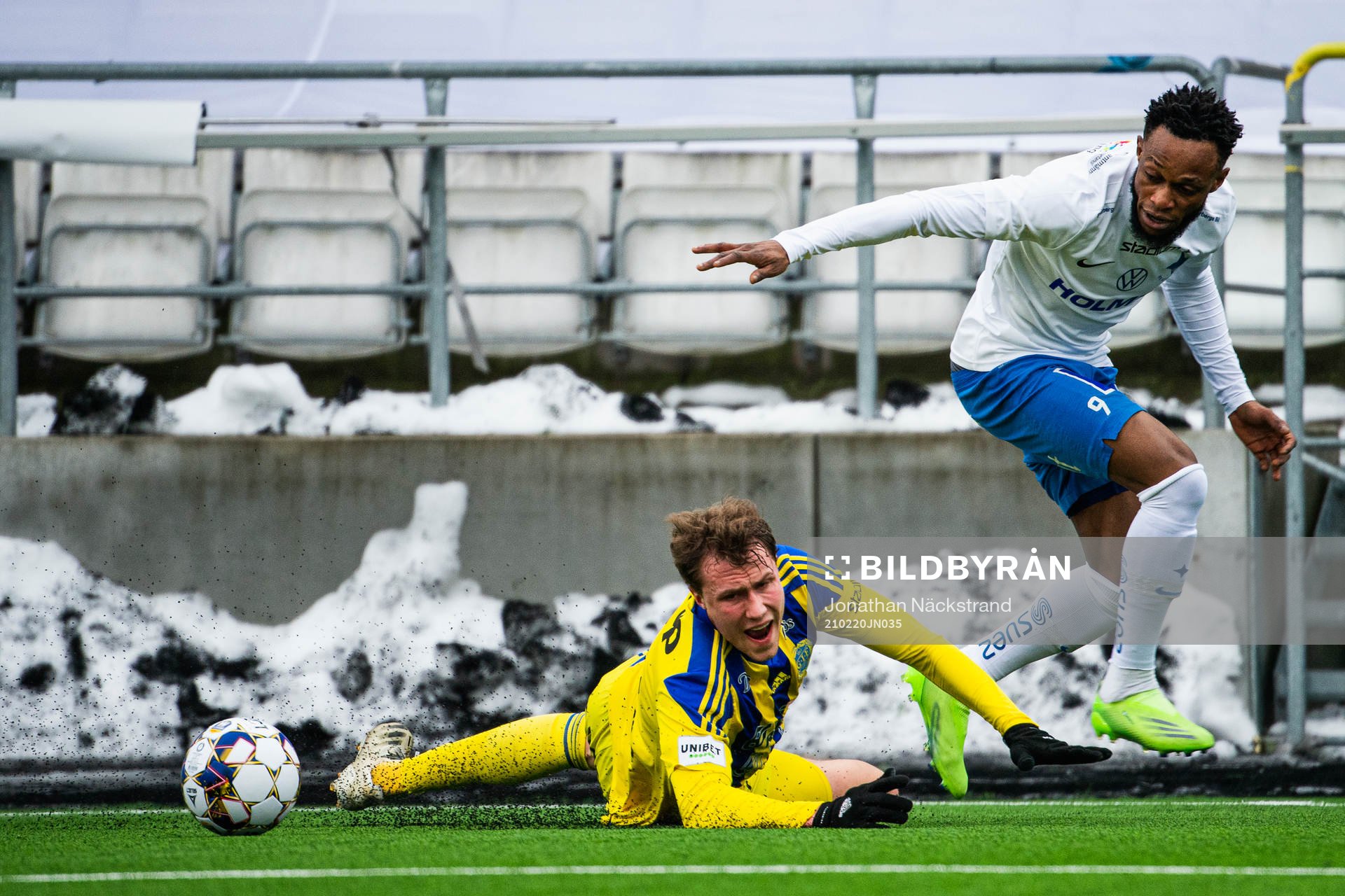 Sundsvalls Niklas Dahlström i kamp om bollen med IFK