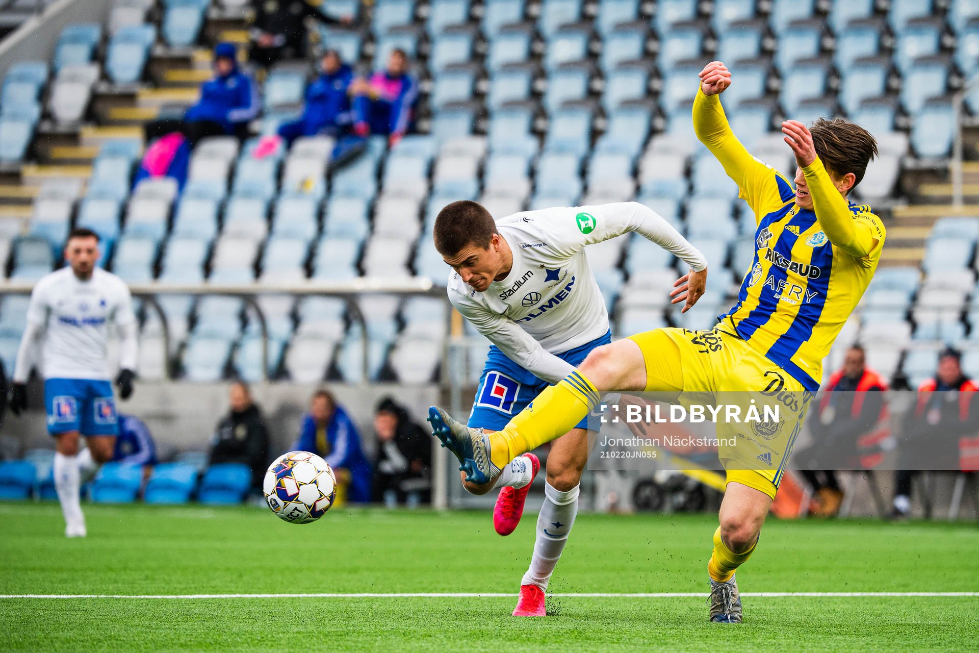 Sundsvalls Teodor Stenshagen i kamp om bollen med IFK