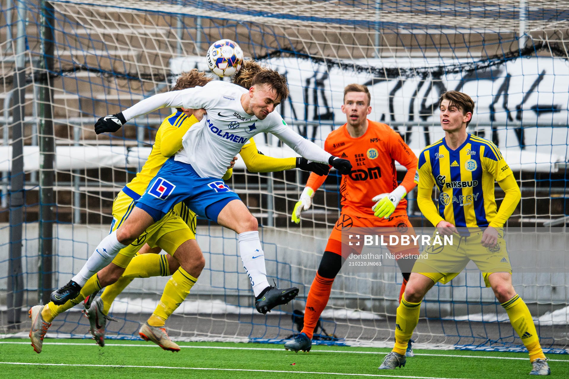IFK Norrköpings Henrik Castegren i en nickduell med
